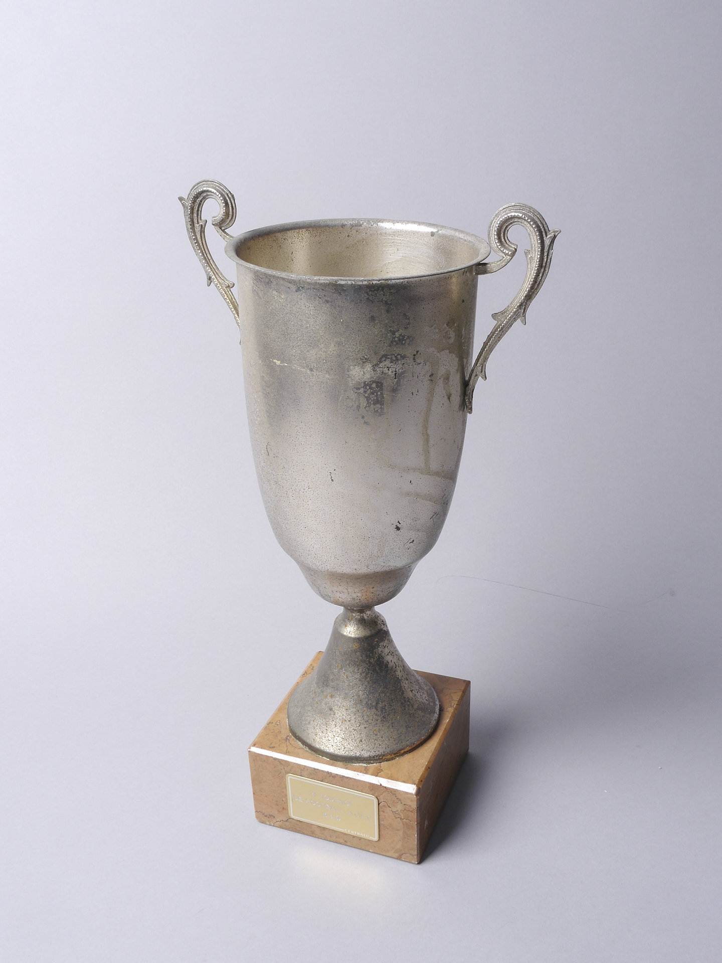 Voetbaltrofee uitgereikt tijdens tornooi tussen bedrijfsvoetbalploegen van machinebouwer ACEC