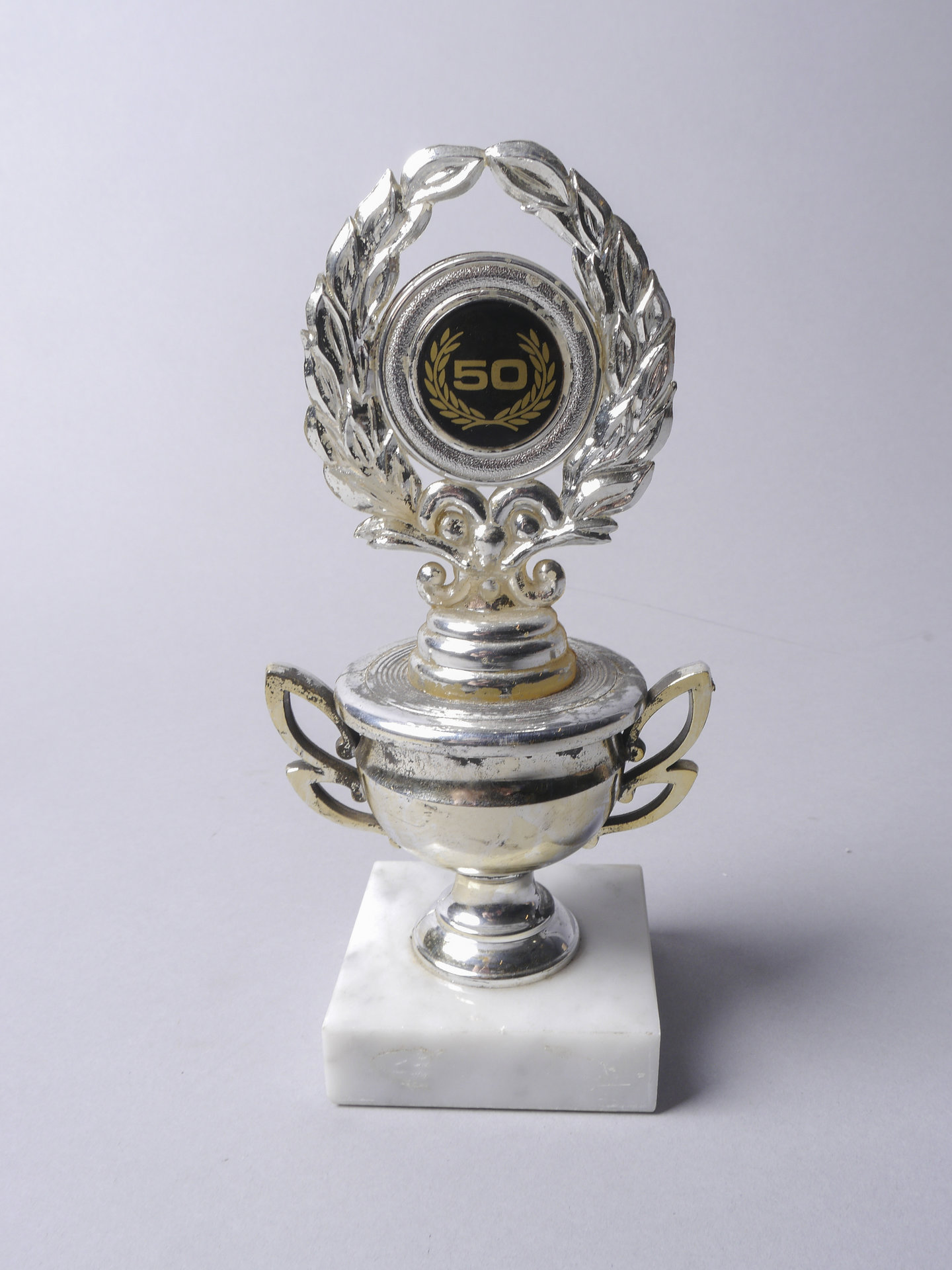 Voetbaltrofee uitgereikt tijdens minivoetbaltornooi tussen bedrijfsploegen van machinebouwer ACEC