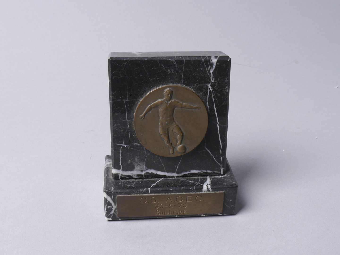 Voetbaltrofee uitgereikt tijdens tornooi tussen bedrijfsvoetbalploegen van machinebouwer ACEC