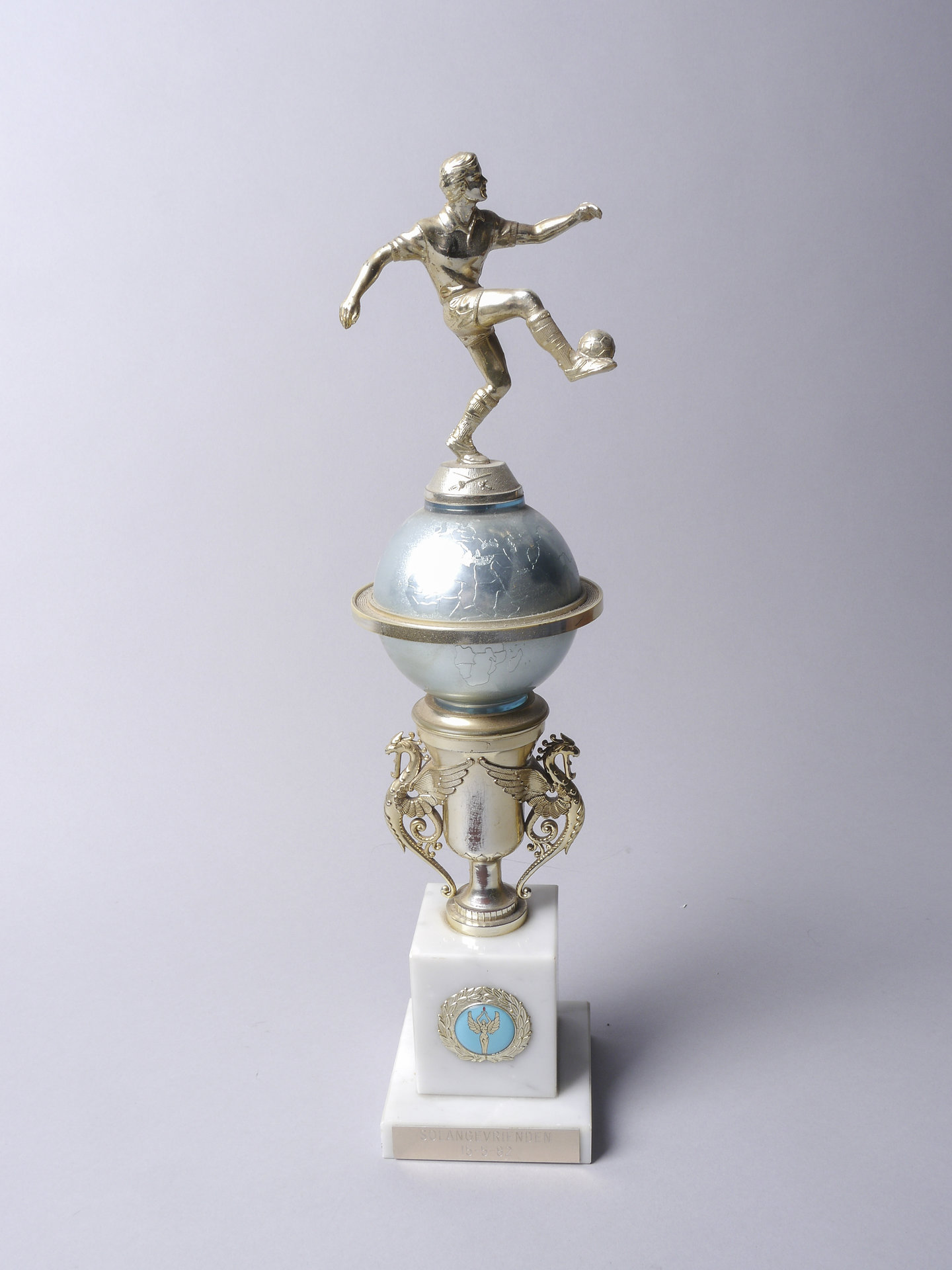 Voetbaltrofee uitgereikt aan voetbalploeg Solangevrienden