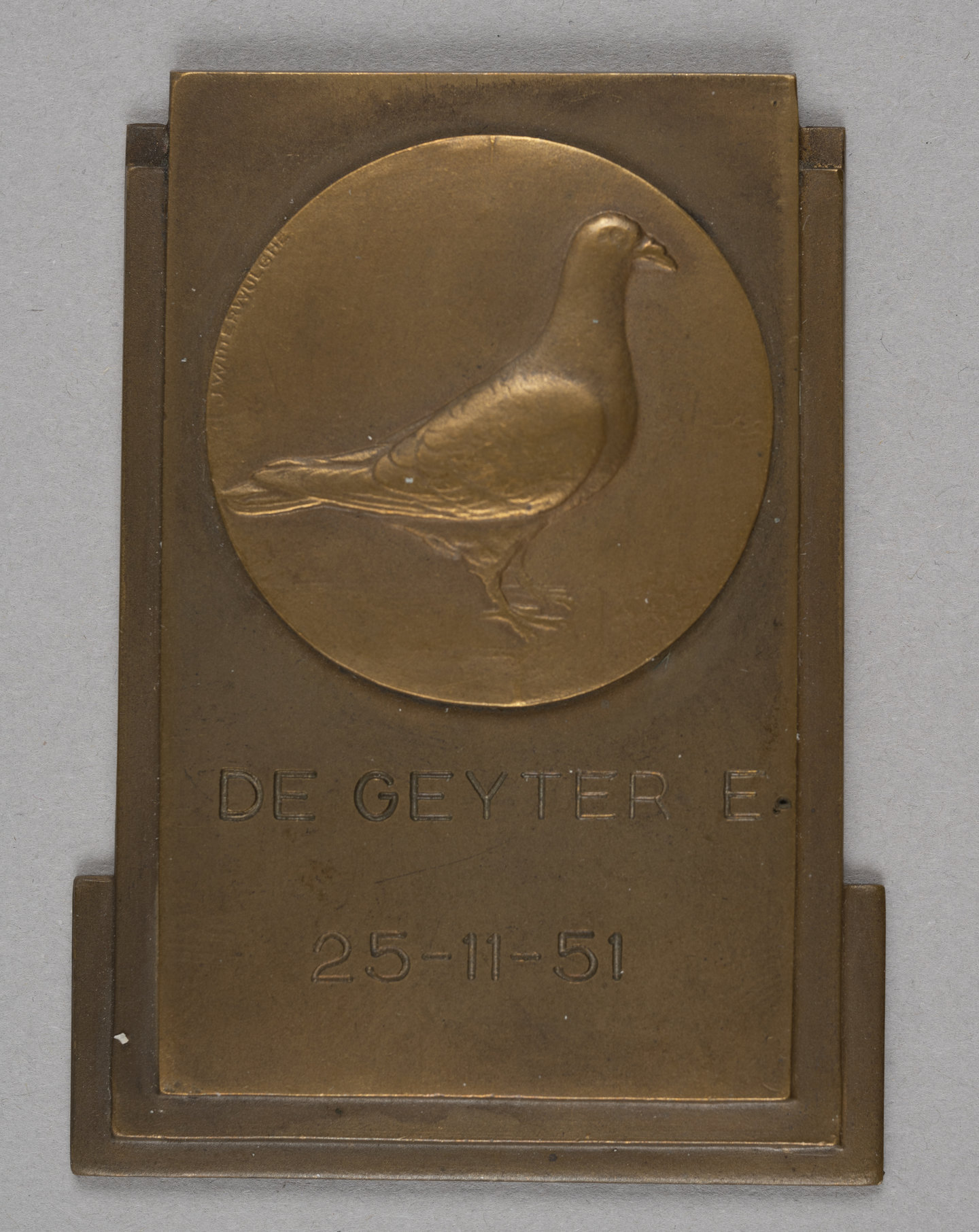 Trofee gewonnen op een keurwedstrijd van duiven georganiseerd door SEM