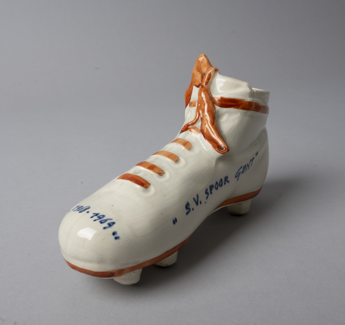 Trofee voor een speler van bedrijfsvoetbalploeg SV Spoor Gent Zeehaven