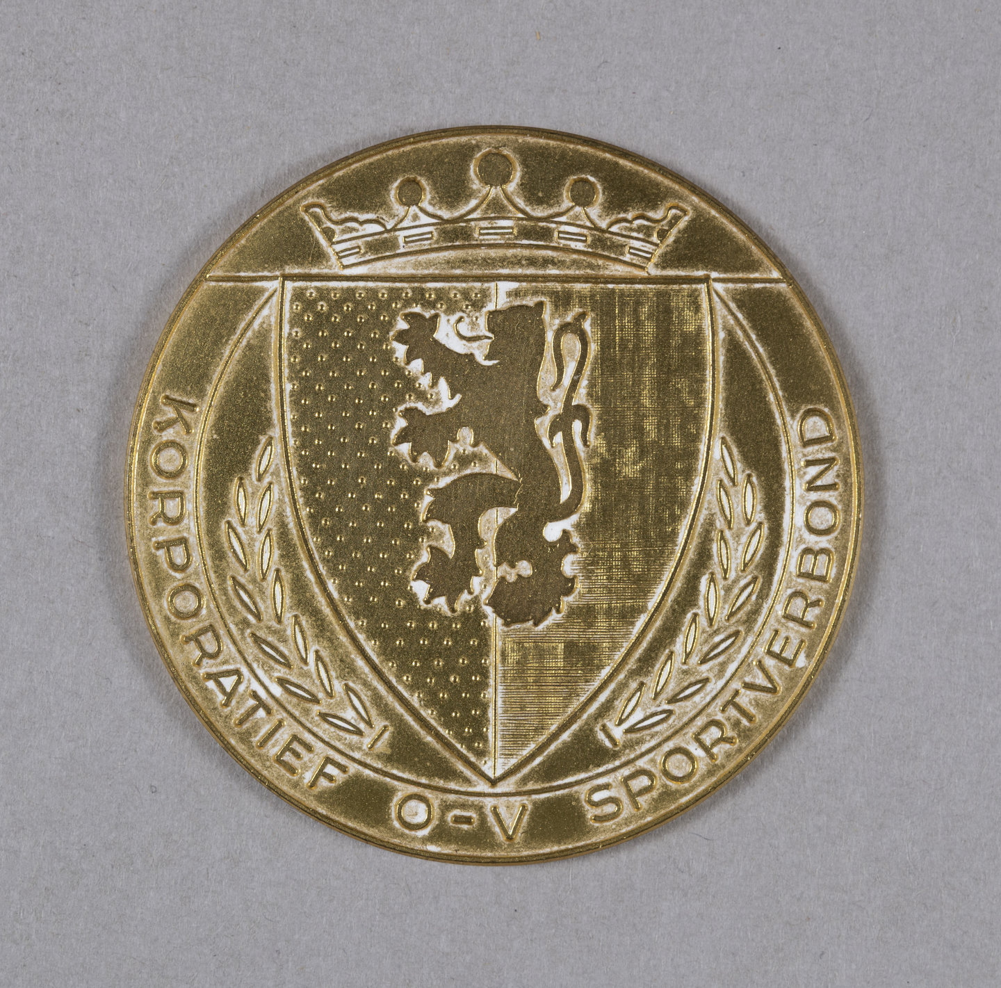 Gouden medaille uitgereikt door KOVS aan voetbalkampioen Gemengde Reeks