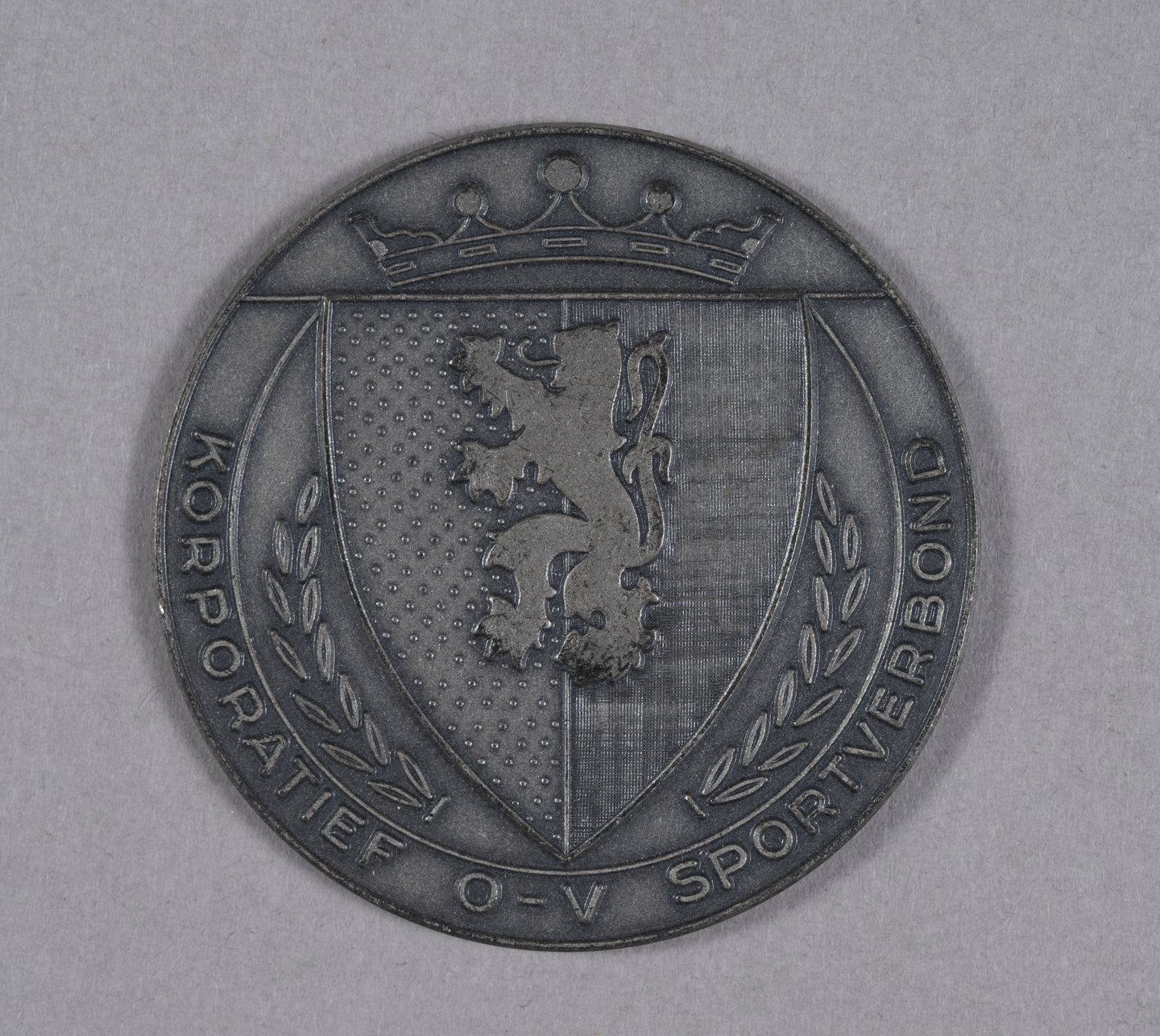 Zilveren medaille uitgereikt door KOVS aan voetbalkampioen Gemengde Reeks