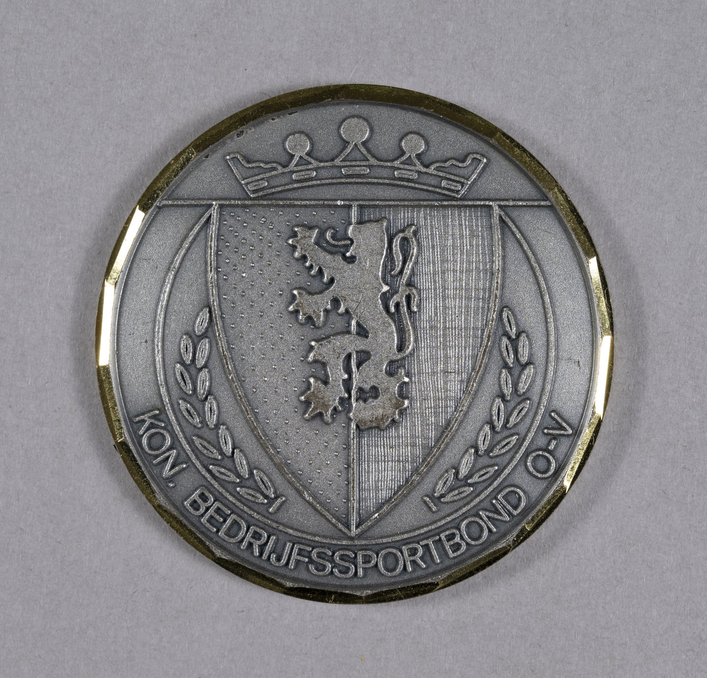 Medaille uitgereikt door KBOV aan voetbalkampioen Gewest Gent tweede klasse