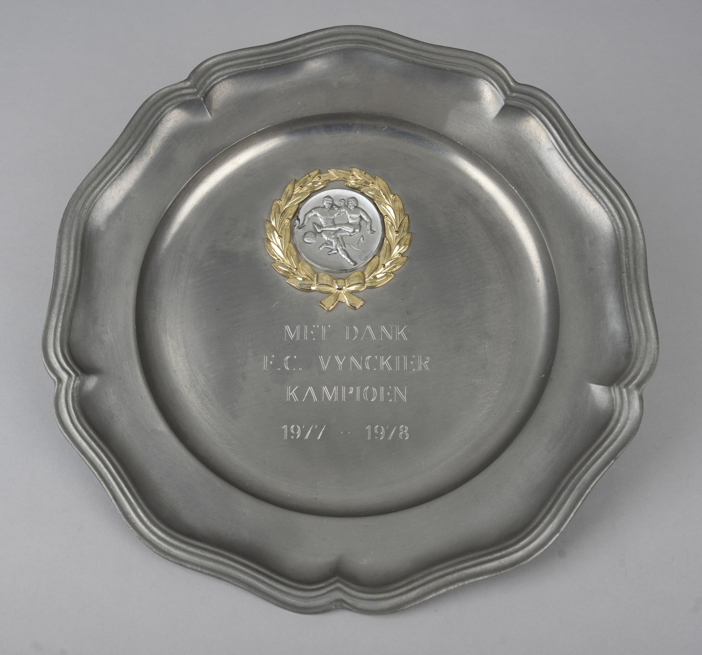 Sierbord uitgereikt aan bedrijfsvoetbalploeg van producent van elektrisch schakelmateriaal Vynckier in Gent