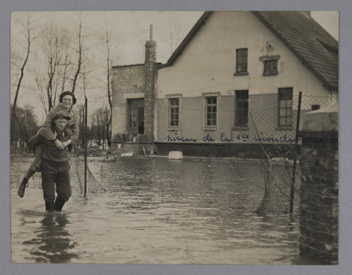 Zicht op een overstroomde straat