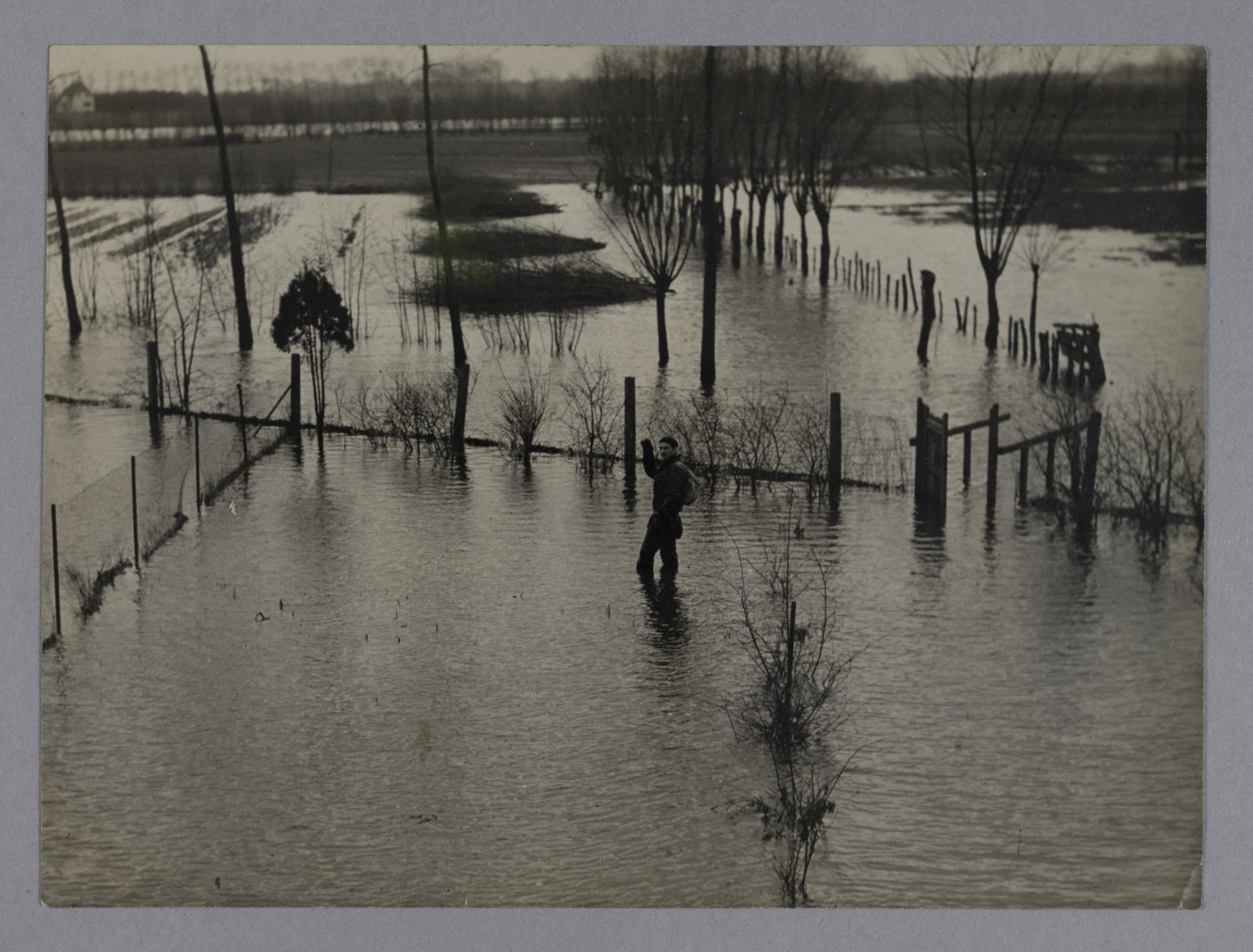 Zicht op een overstroomd landschap