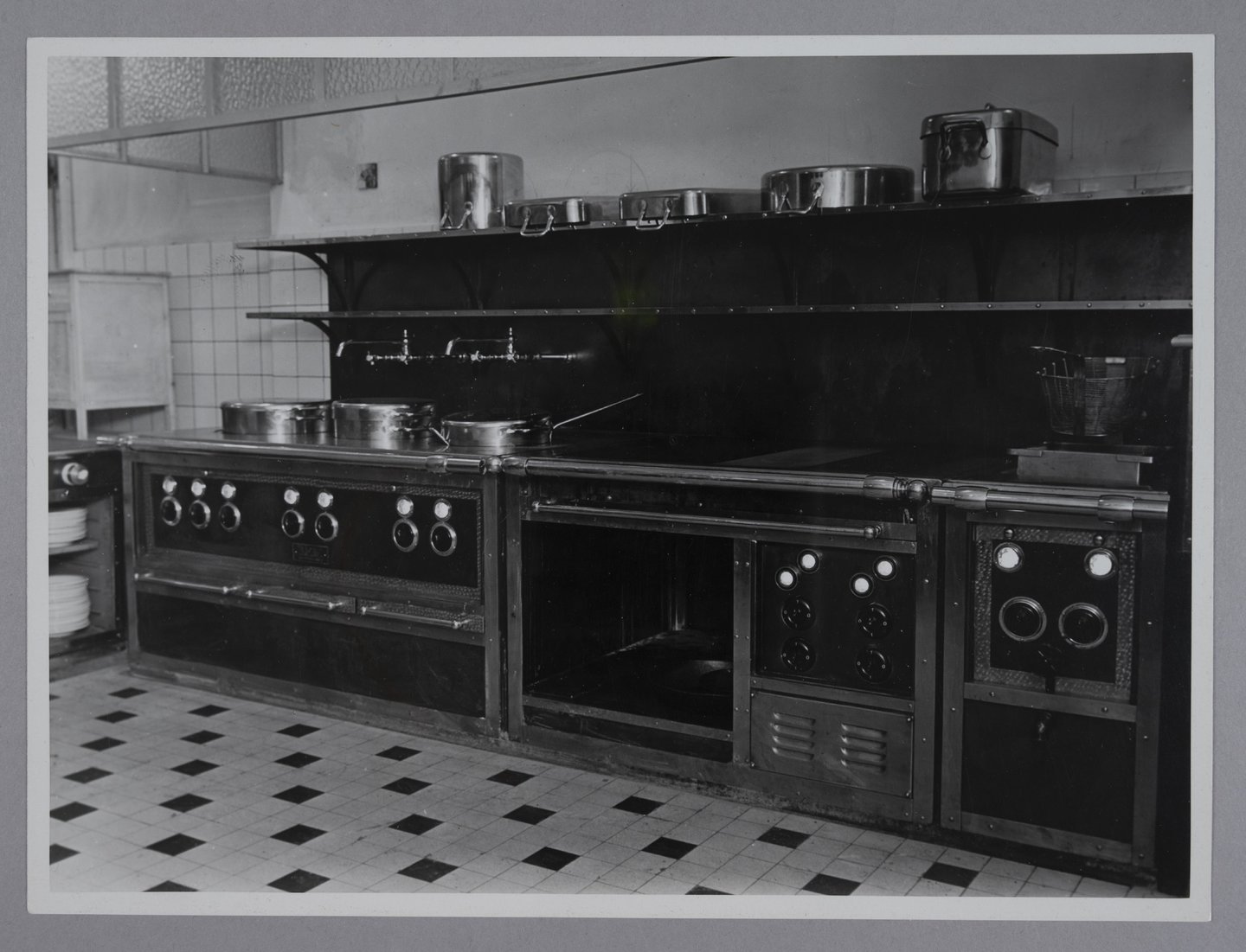 Binnenzicht van een grootkeuken met een fornuis van het merk SEM