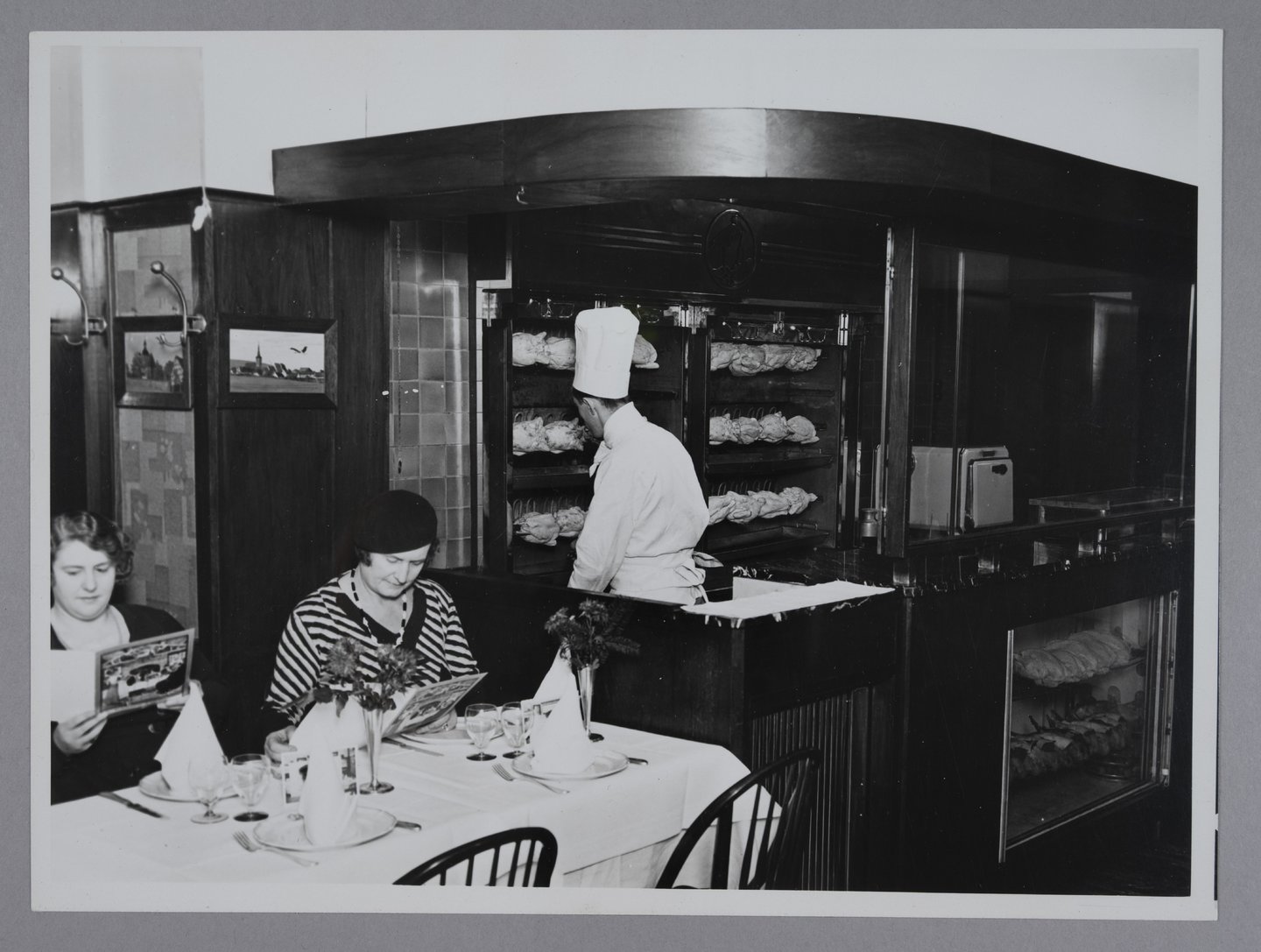 Binnenzicht van een restaurant dat kip aan het spit serveert