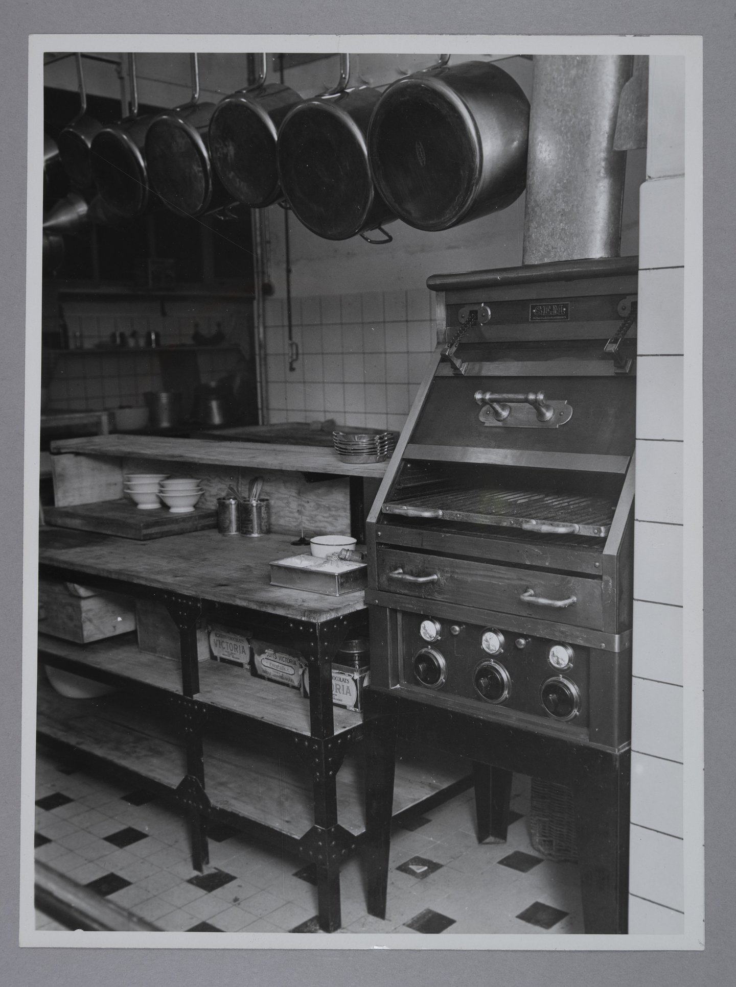 Binnenzicht van een grootkeuken met een grill van het merk SEM