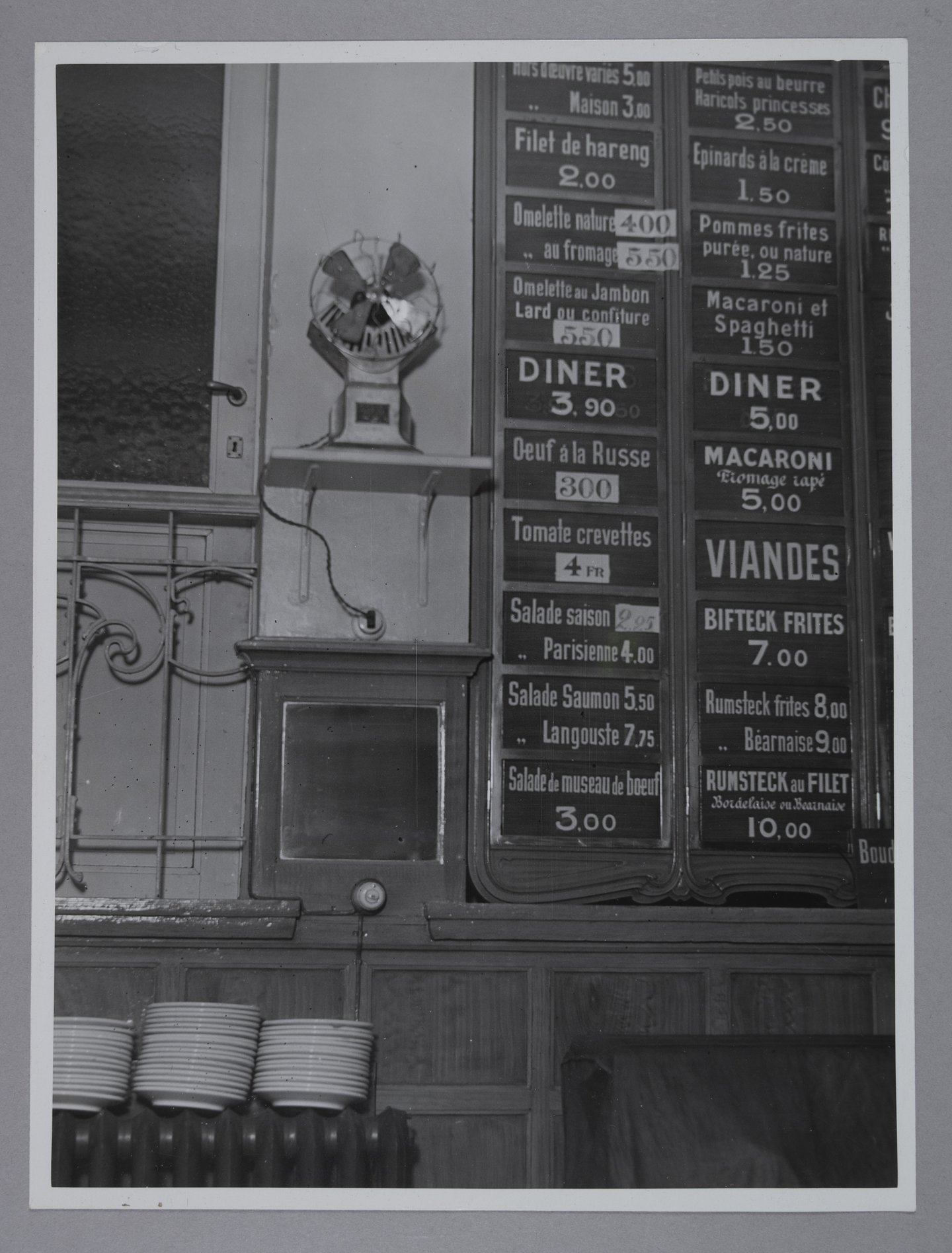 Binnenzicht van een restaurant met menubord