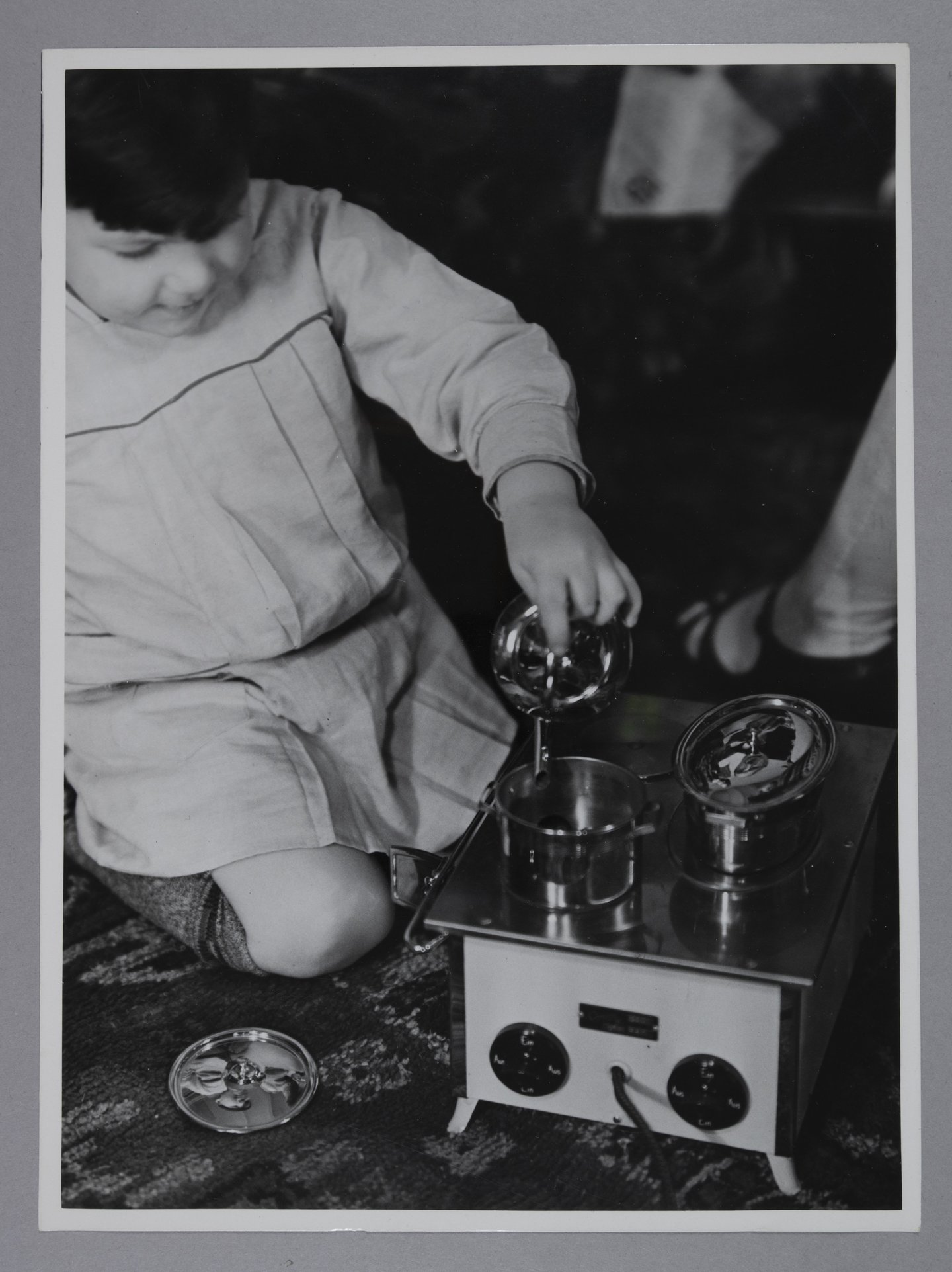 Kind speelt met een elektrische speelgoedfornuis