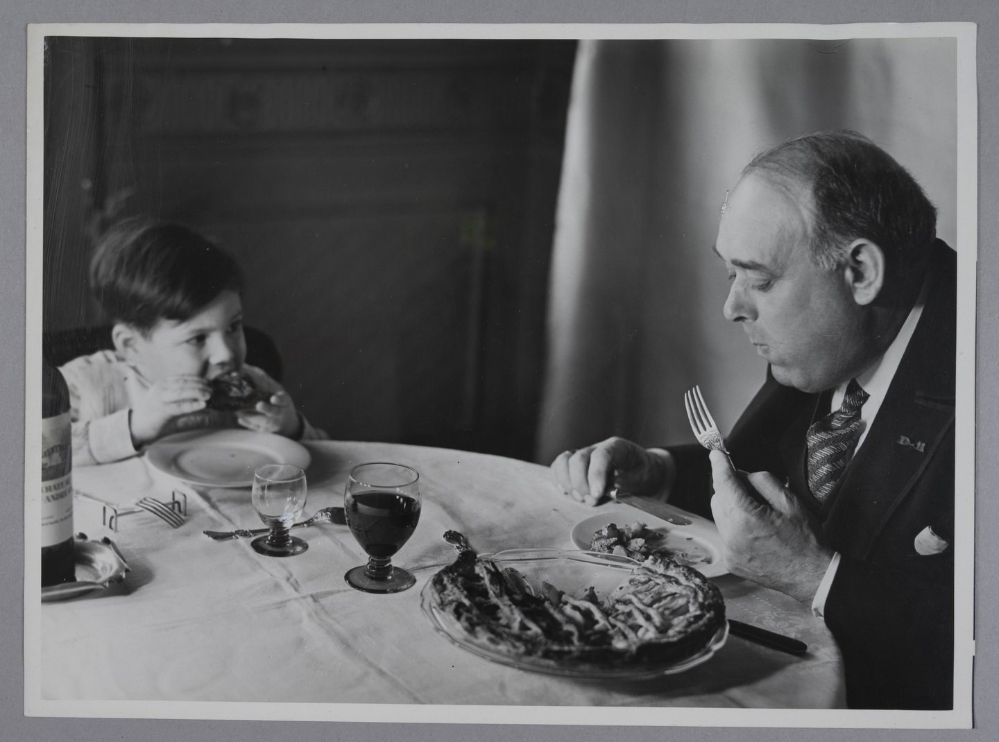 Vader en zoon eten taart