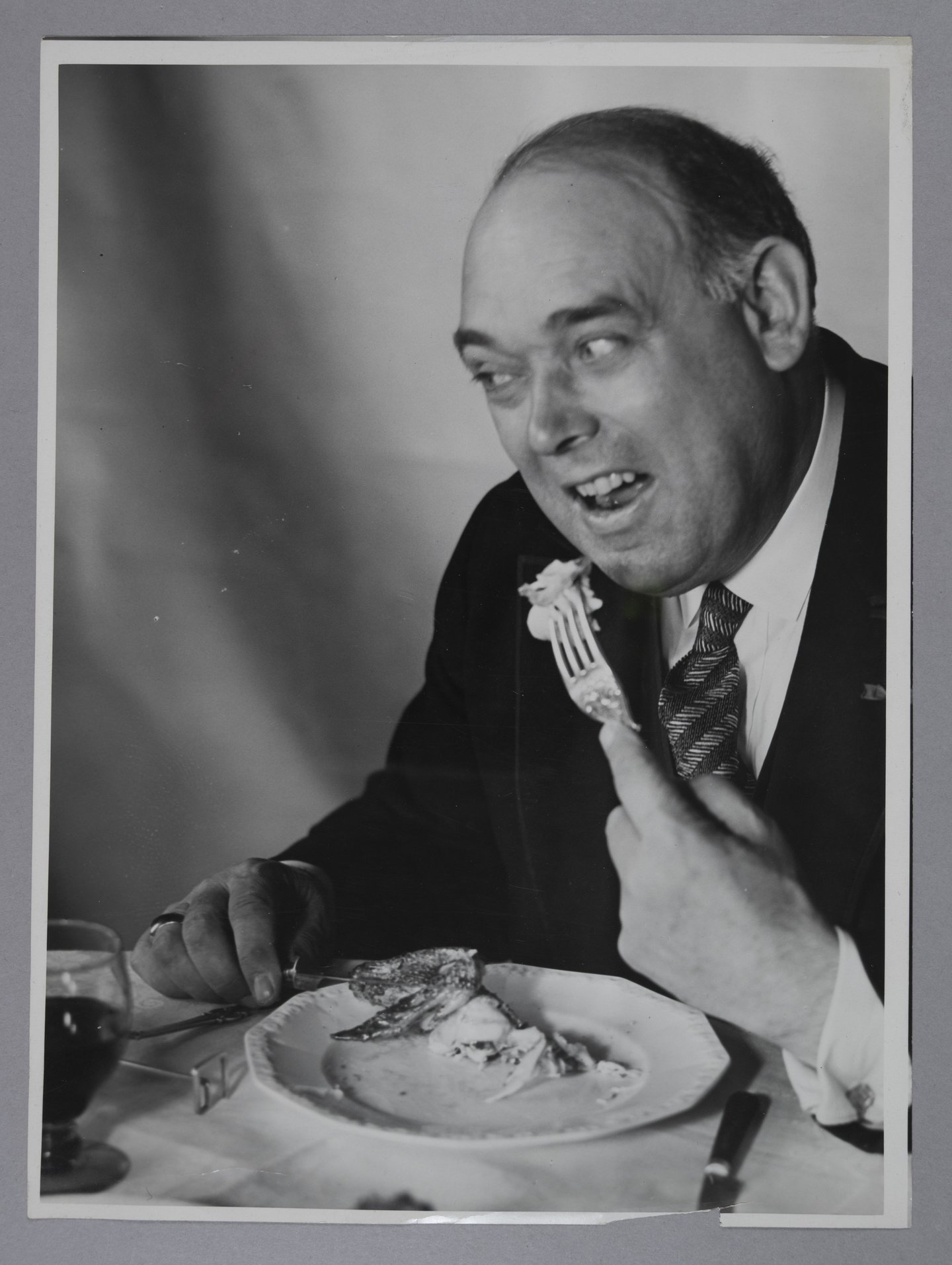 Vader eet gebraden kip