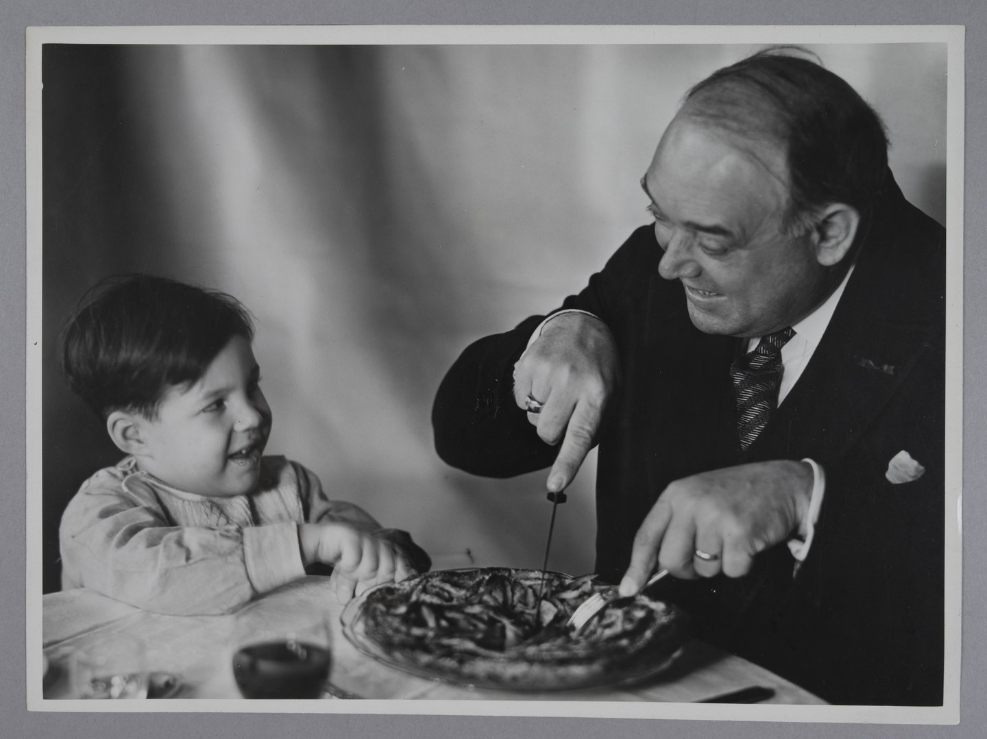 Vader snijdt een taart aan