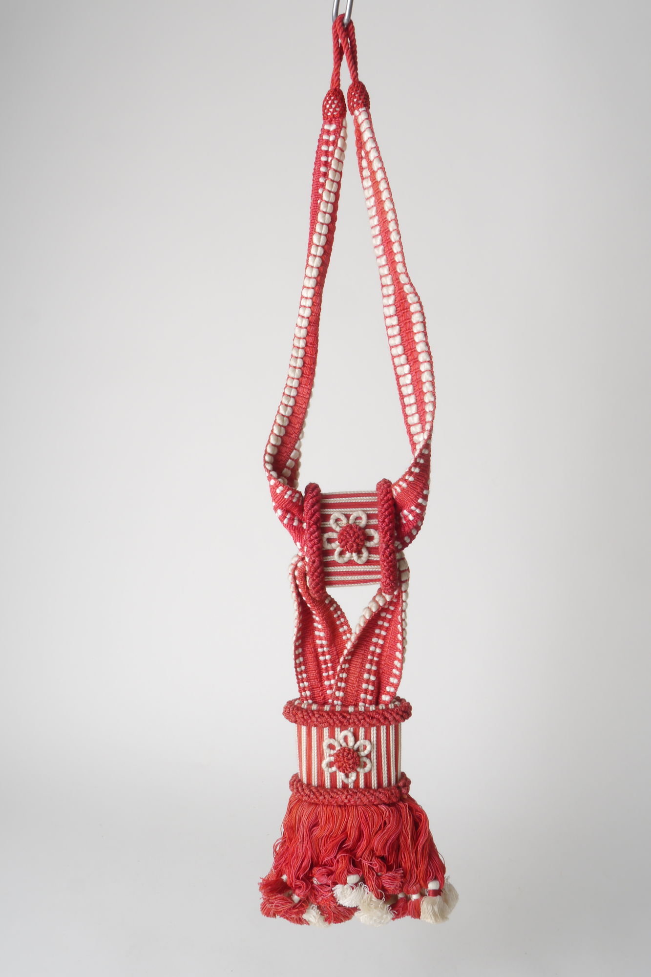 Embrasse om gordijn open te houden met kwast