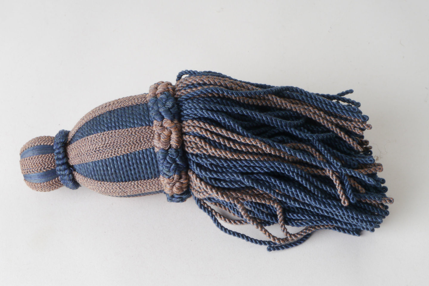 Gland of kwast met 2 vormen, keel en rok