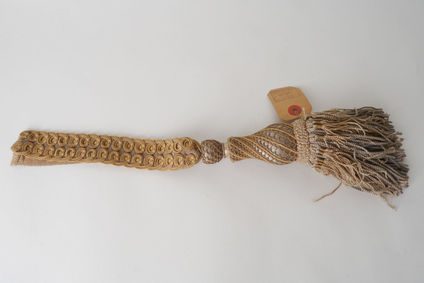 Gland of kwast met 3 vormen, keel en rok