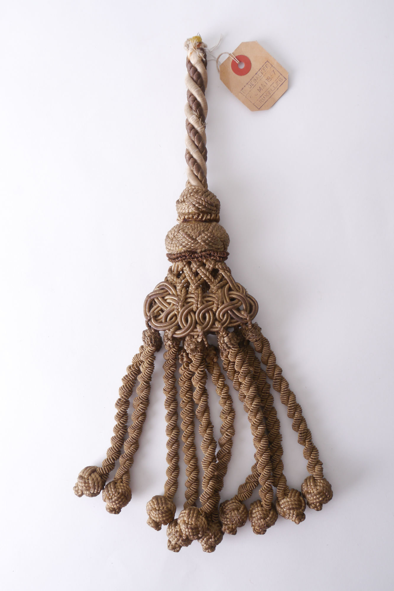 Gland of kwast met gevlochten kop, keel en rok