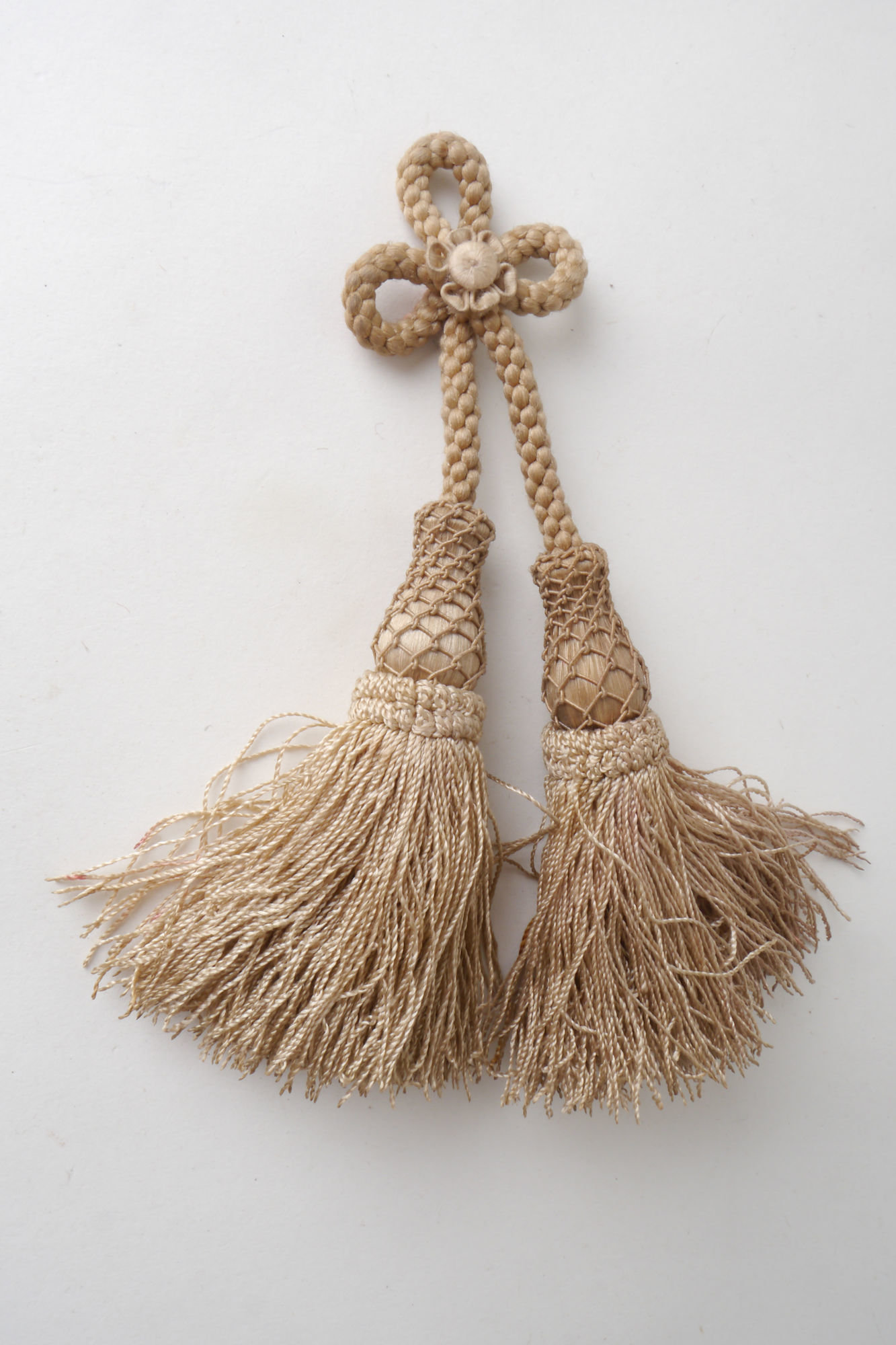 Macaron of rozet met 2 kwasten als onderdeel voor het vervaardigen van passement