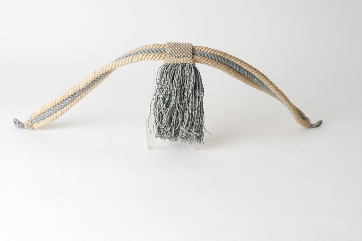 Vlakke embrasse met câblée en schuifring met rok om gordijn open te houden