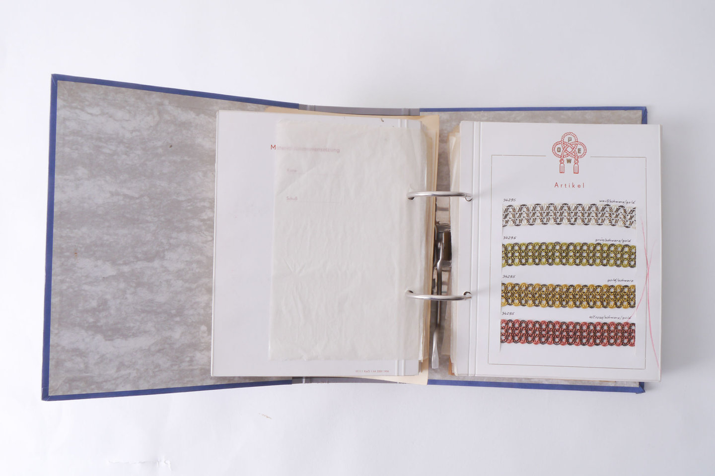 Staalboek met voorbeelden van galons om passement te vervaardigen