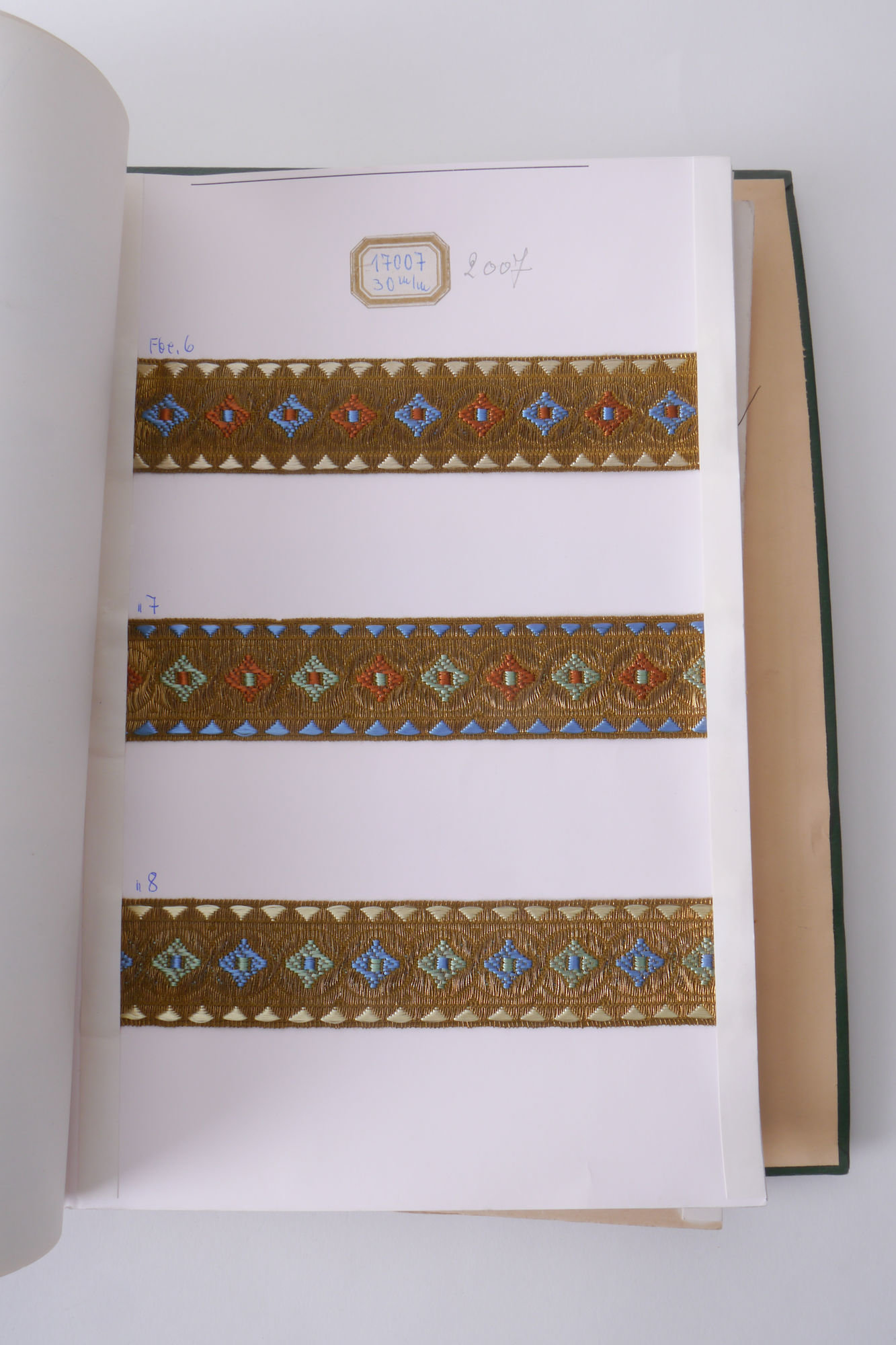 Staalboek met voorbeelden van galons om passement te vervaardigen