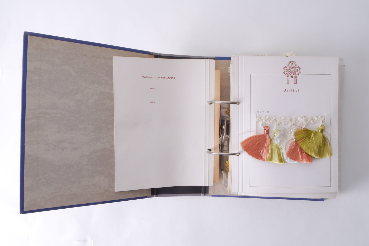 Staalboek met voorbeelden van galons en effilés om passement te vervaardigen