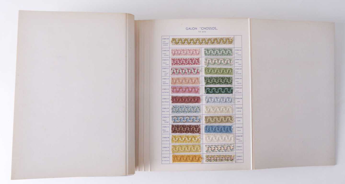 Staalboek met textielstalen om passement te vervaardigen