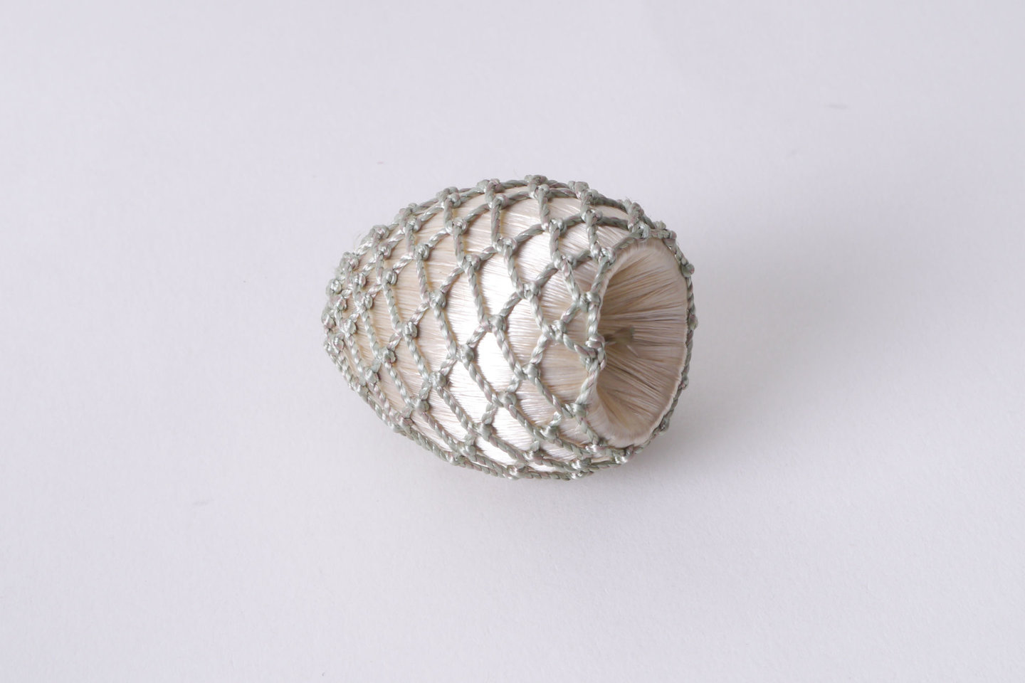 Overtrokken houten vorm als onderdeel voor het vervaardigen van passement