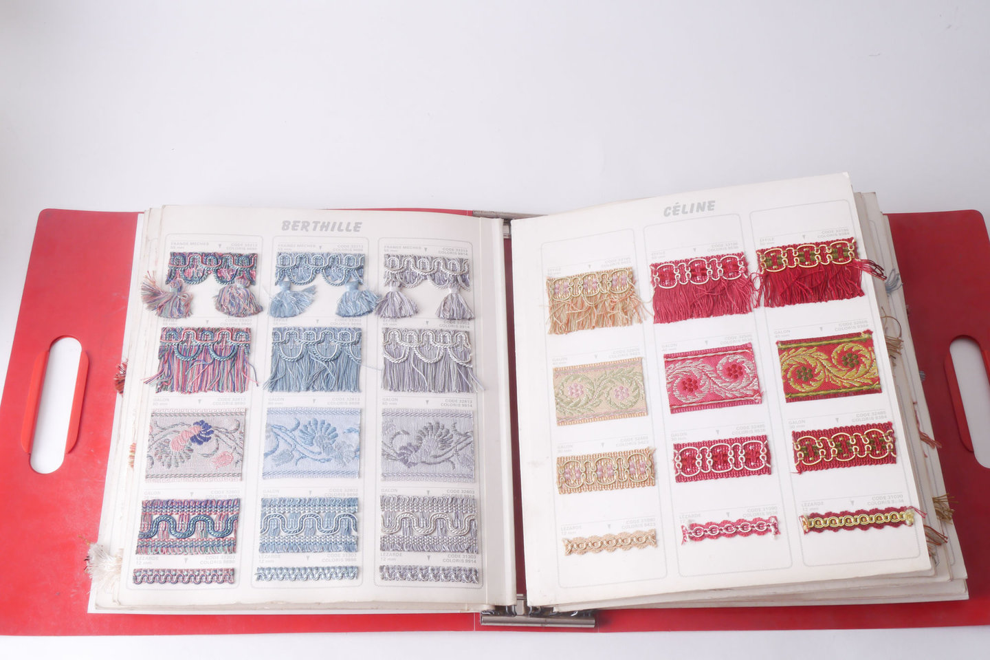 Staalboek met textielstalen om passement te vervaardigen