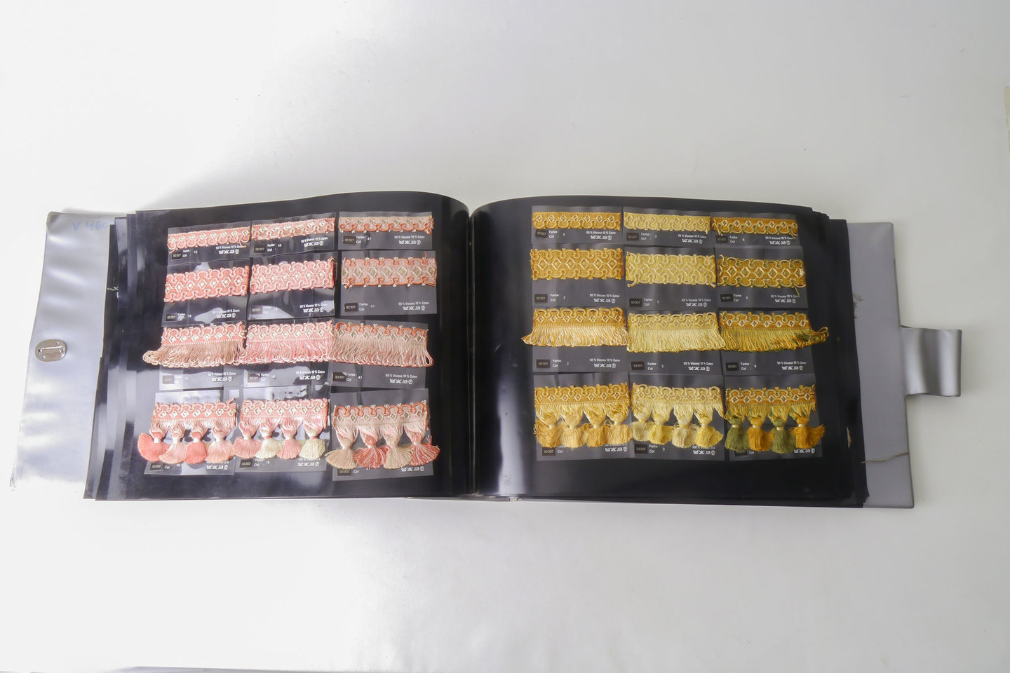 Staalboek met textielstalen om passement te vervaardigen