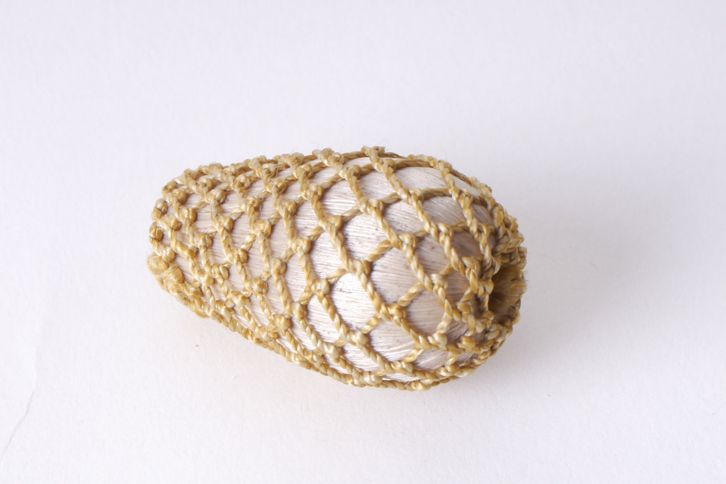 Overtrokken houten vorm als onderdeel voor het vervaardigen van passement