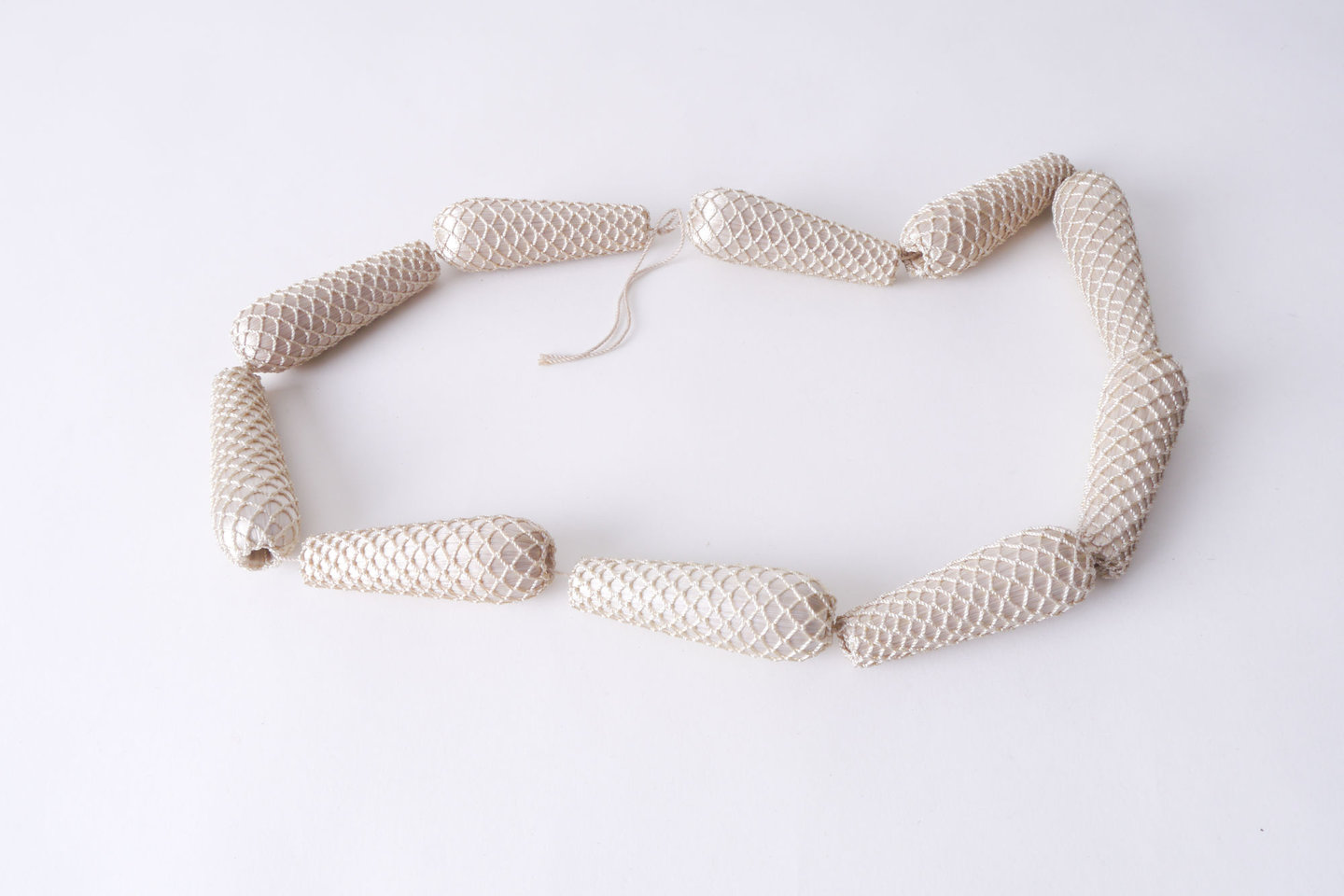 Overtrokken houten vorm als onderdeel voor het vervaardigen van passement