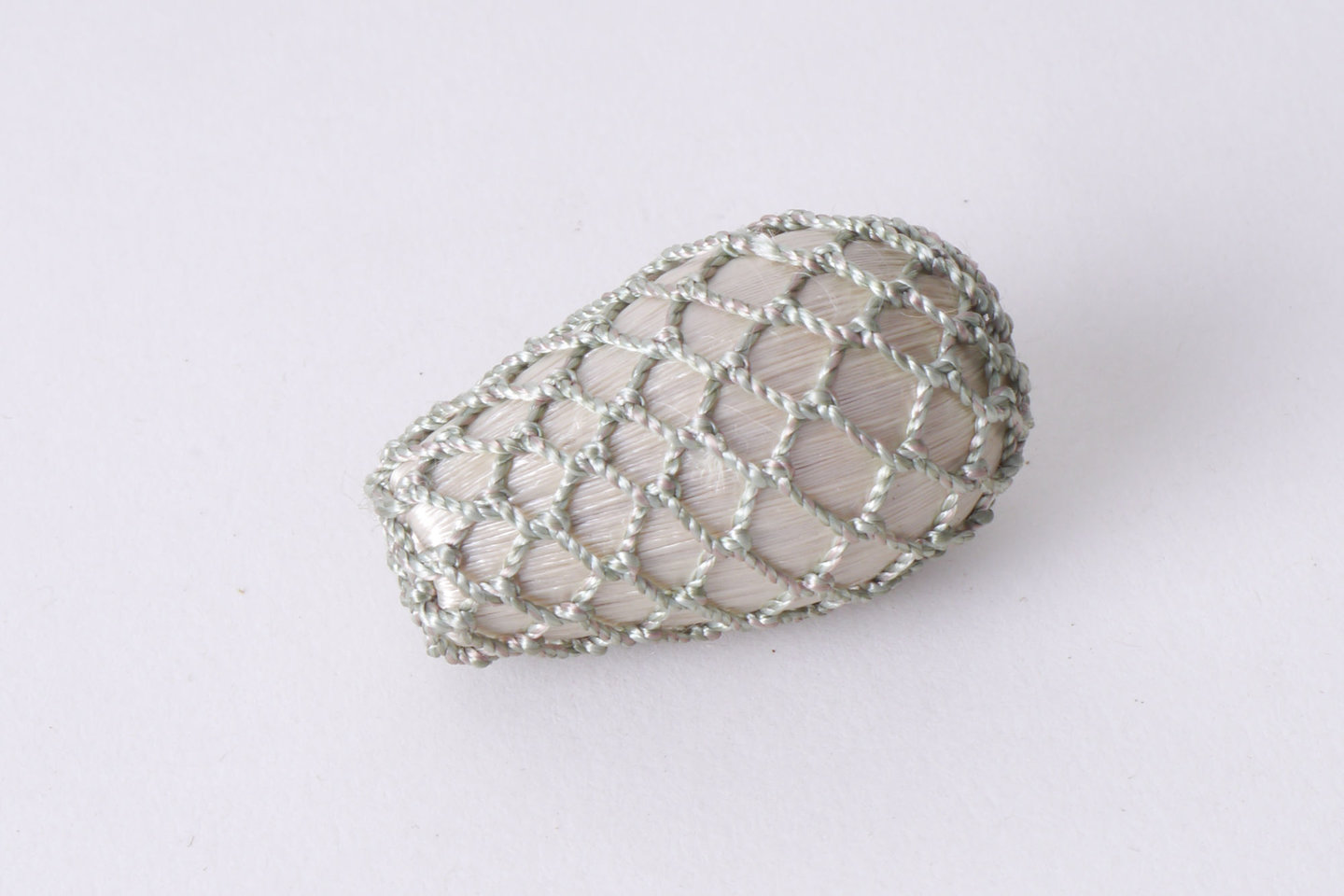 Overtrokken houten vorm als onderdeel voor het vervaardigen van passement