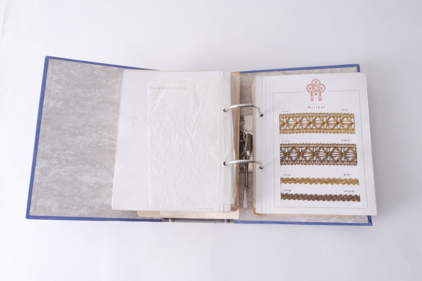 Staalboek met textielstalen om passement te vervaardigen