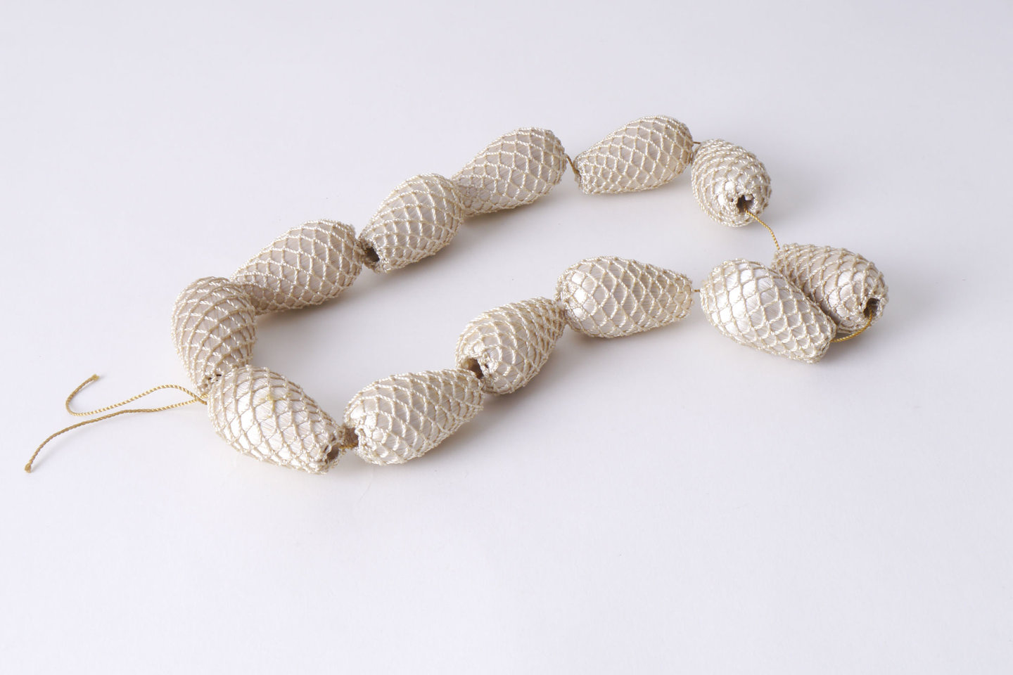 Overtrokken houten vorm als onderdeel voor het vervaardigen van passement