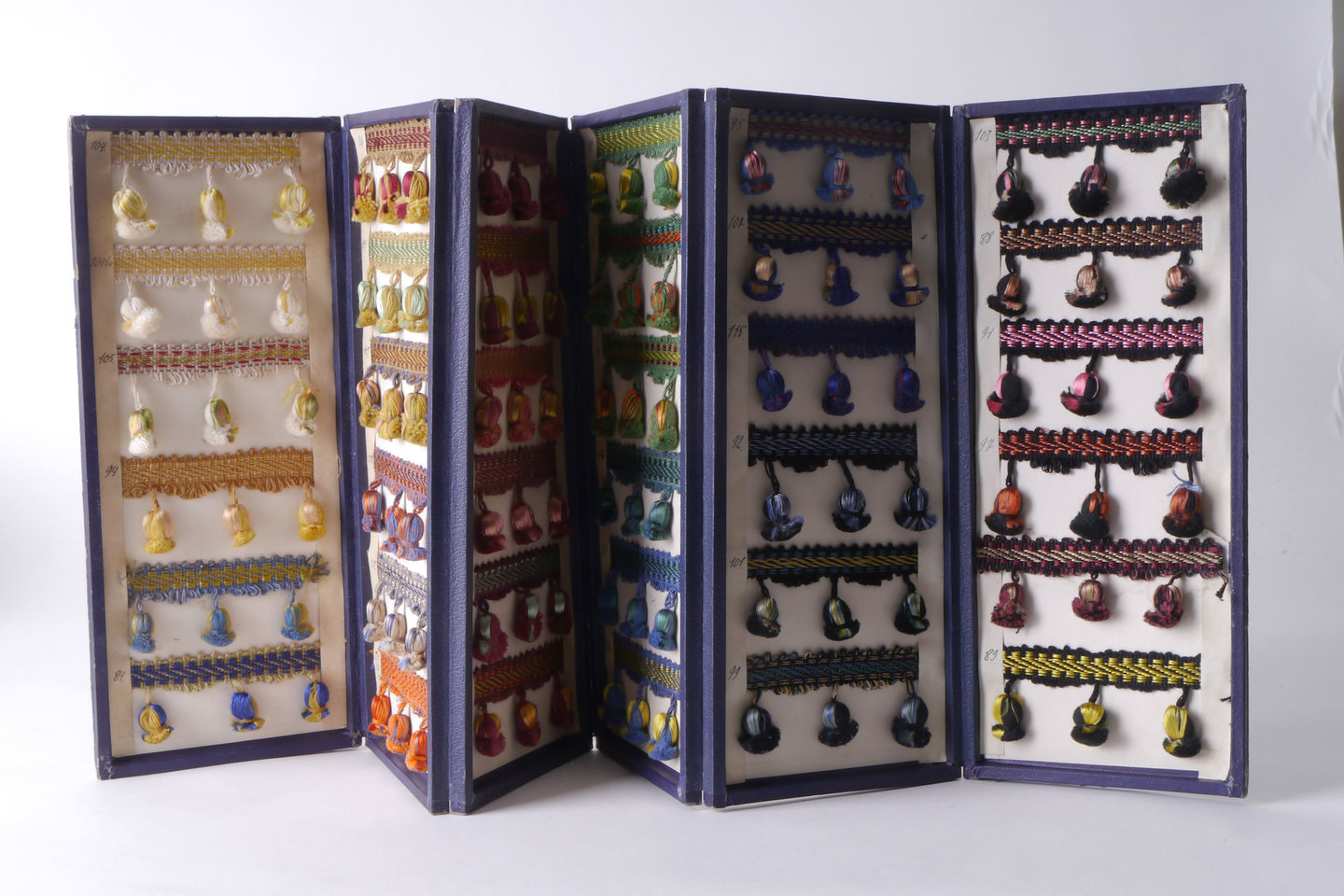 Staalkaart met voorbeelden van franges mèches om passement te vervaardigen