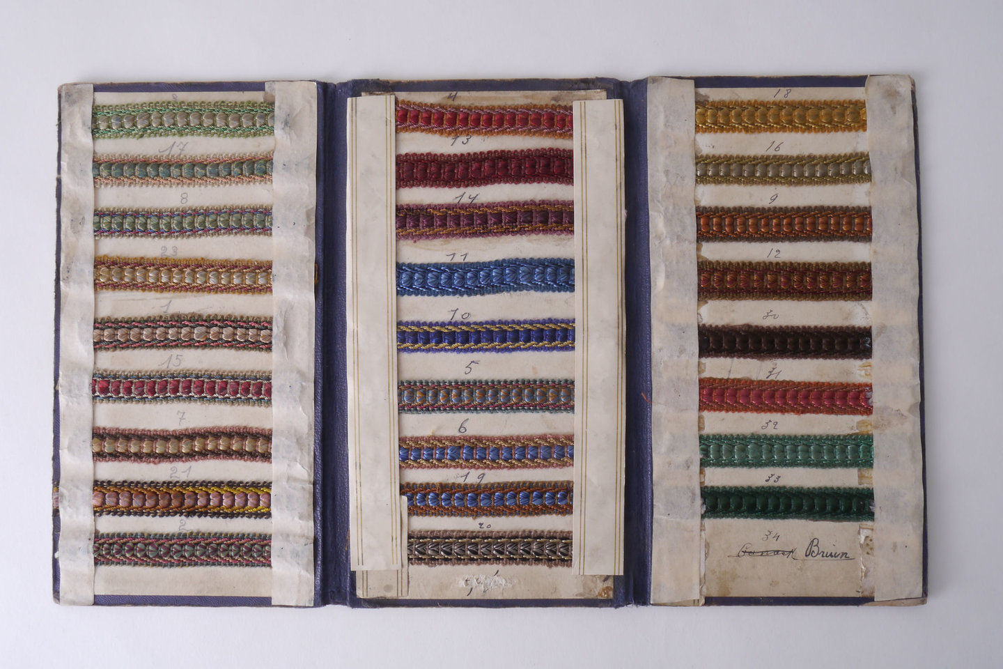 Staalkaart met voorbeelden van galons om passement te vervaardigen