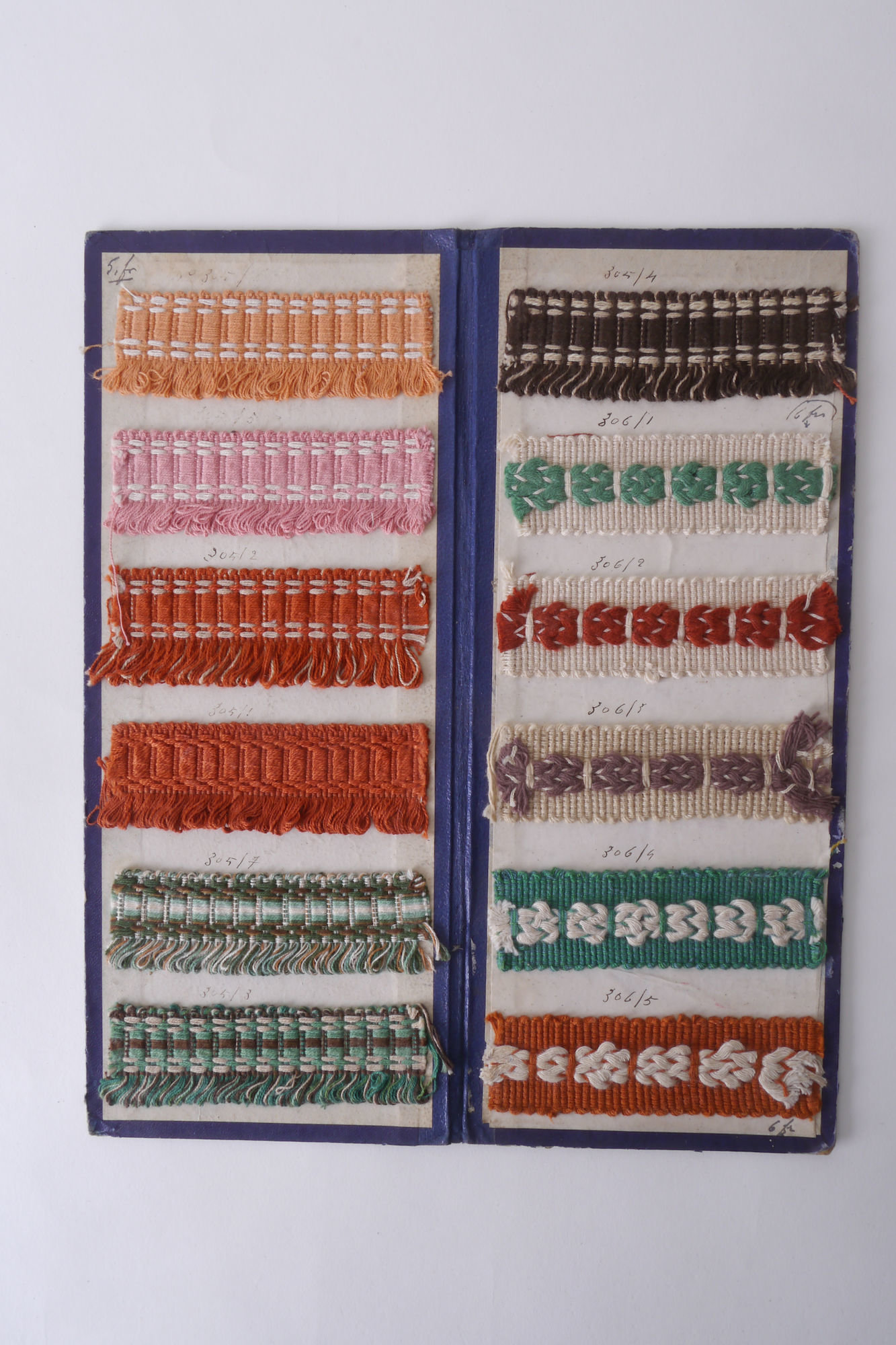 Staalkaart met voorbeelden van galons en effilés om passement te vervaardigen