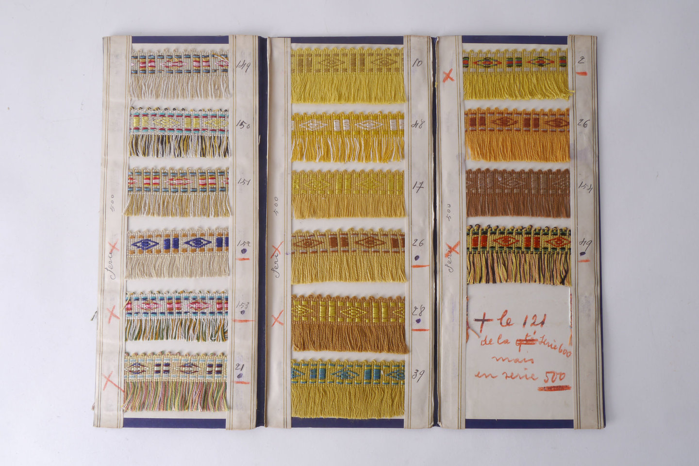 Staalkaart met voorbeelden van effilés om passement te vervaardigen