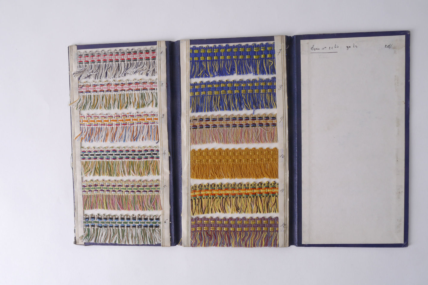 Staalkaart met voorbeelden van effilés om passement te vervaardigen