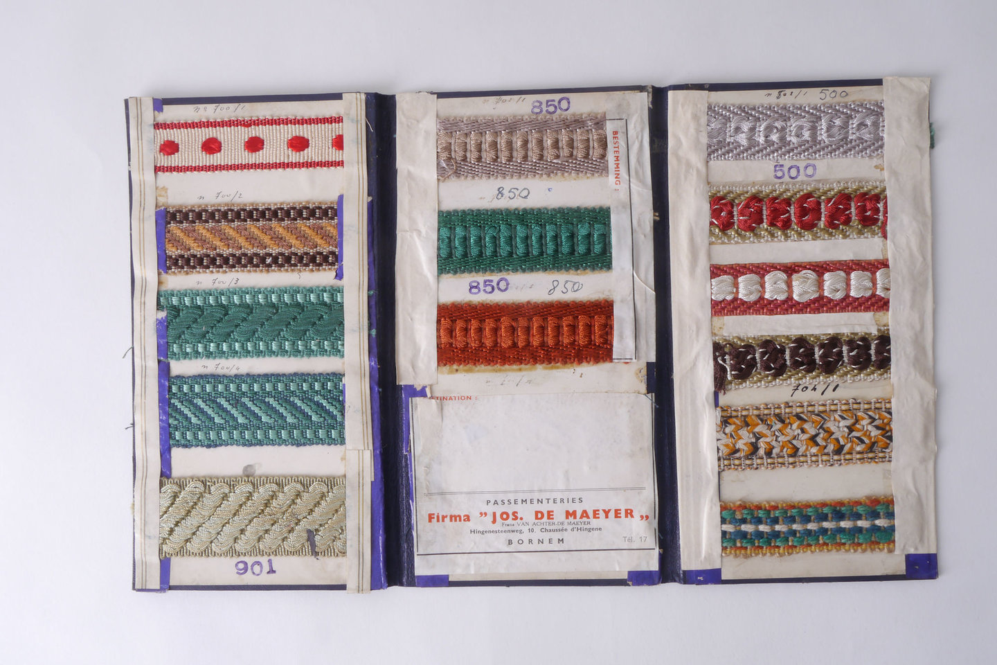 Staalkaart met voorbeelden van galons om passement te vervaardigen