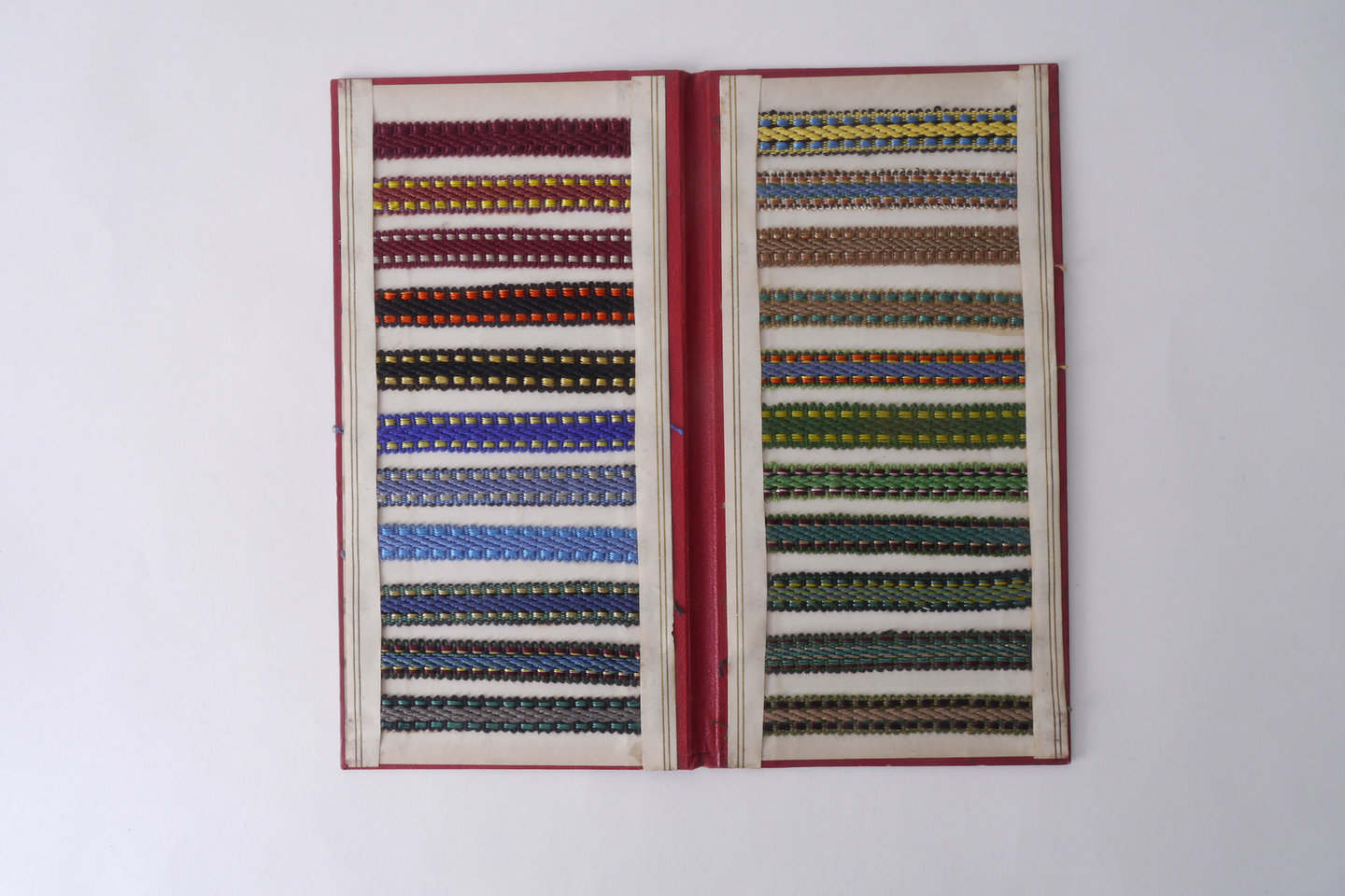 Staalkaart met voorbeelden van galons om passement te vervaardigen