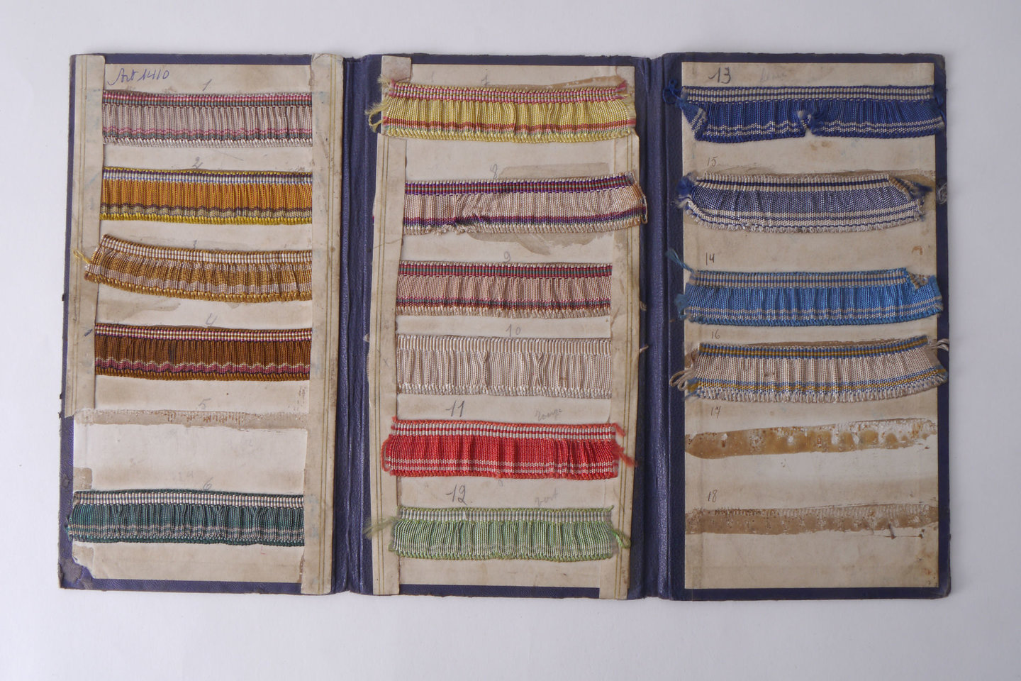 Staalkaart met voorbeelden van galons ruché om passement te vervaardigen