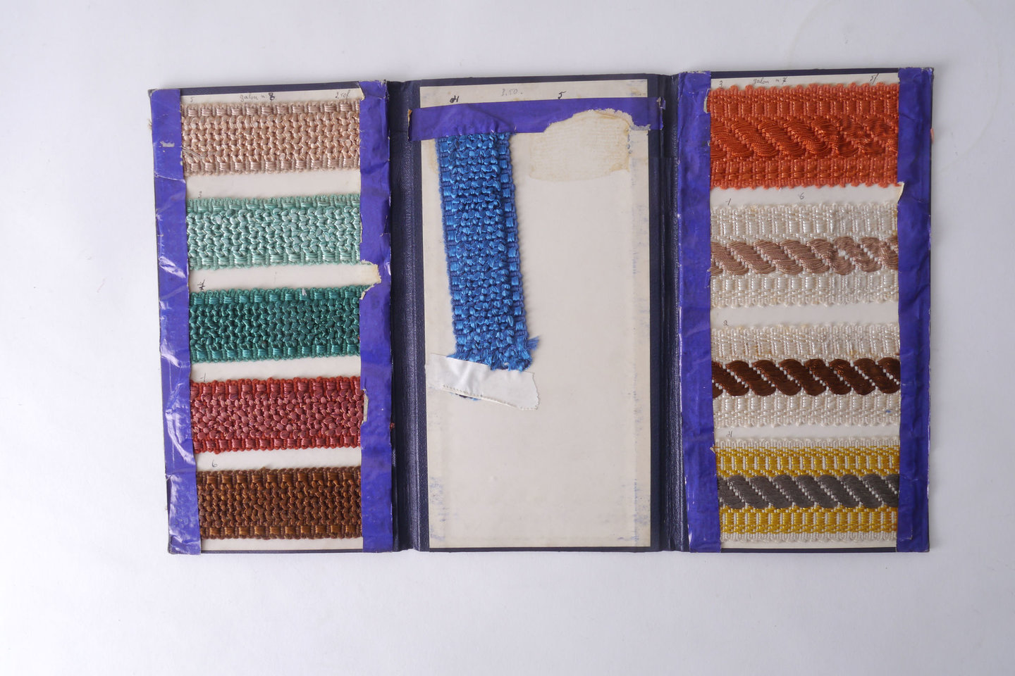 Staalkaart met voorbeelden van galons om passement te vervaardigen