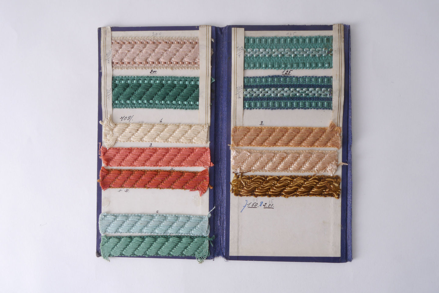 Staalkaart met voorbeelden van galons om passement te vervaardigen