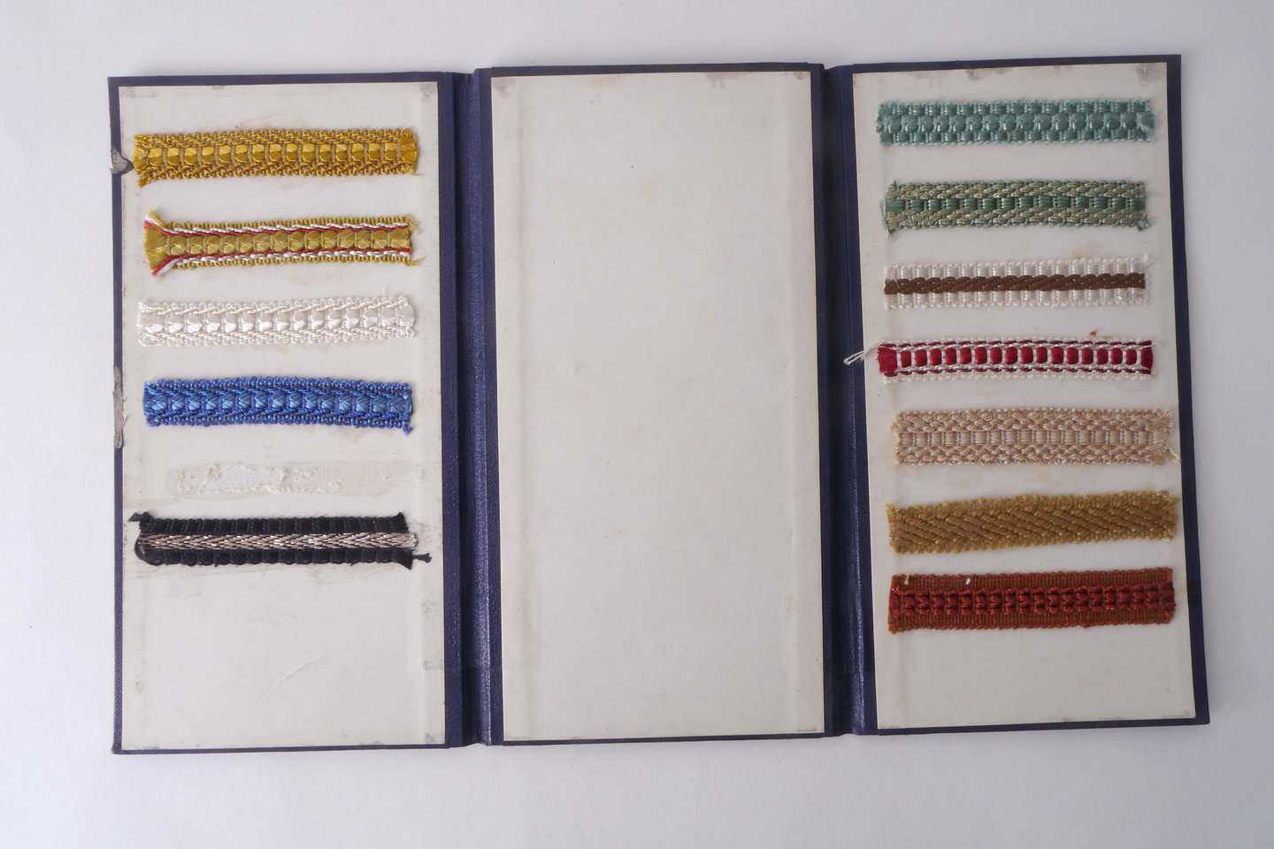 Staalkaart met voorbeelden van galons om passement te vervaardigen