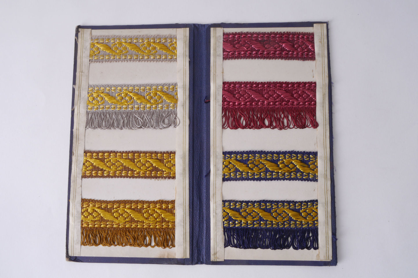 Staalkaart met voorbeelden van galons en effilés om passement te vervaardigen